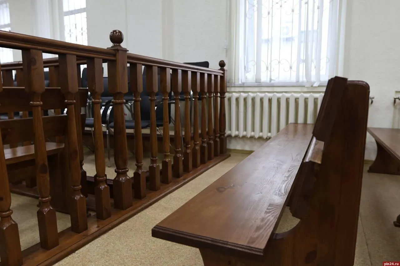 Великолучанку осудили за убийство новорожденной дочери Великолукский районный суд вынес приговор по уголовному делу в отношении местной жительницы 1991 года рождения обвиняемой по ст 106 УК РФ убийство матерью новорожденного ребенка Обстоятельства дела В октябре 2025 года женщина в ходе естественных родов родила живую девочку После родов она завернула младенца в покрывало положила на диван и покинула жильё на несколько дней Новорожденная скончалась от механической асфиксии вследствие полного закутывания в одеяло   Решение суда Подсудимая полностью признала вину и раскаялась в содеянном Дело рассмотрено в особом порядке Приговор 2 года лишения свободы с отбыванием в исправительной колонии общего режима Санкция статьи 106 УК РФ предусматривает наказание в виде ограничения свободы на срок от 2 до 4 лет либо принудительных работ либо лишения свободы на тот же срок ПЛН в MAX