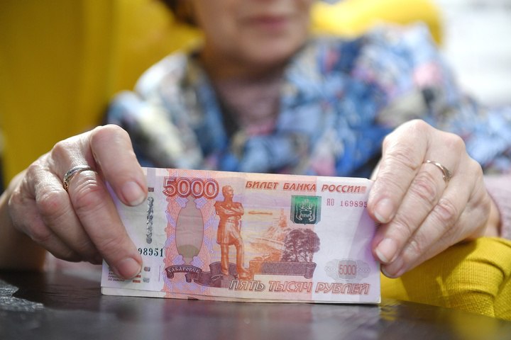 96-летняя херсонская пенсионерка получила 75 тысяч рублей при перерасчете пенсии В Херсонской области 96-летняя бабушка получила значительную прибавку к пенсии благодаря вмешательству прокуратуры. После перерасчета ей выплатили более 75 тысяч рублей. «Установлено, что пожилой женщине в силу преклонного возраста положен перерасчет пенсии по старости, однако в силу возраста она самостоятельно не могла обратиться в уполномоченные органы. Работники прокуратуры от имени заявительницы подготовили заявление и собрали пакет документов», - сообщает прокуратура Херсонской области. В результате пенсионерке не только увеличили ежемесячные выплаты, но и перечислили единовременную сумму в размере 75 тысяч рублей задолженности, образовавшейся за предыдущее месяцы.
