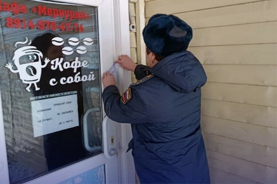 В Амурской области судебные приставы приостановили на 30 суток деятельность гостиницы и кафе расположенных в ЗАТО Циолковский В них не соблюдали требования пожарной безопасности Судебный пристав незамедлительно возбудил исполнительное производство и в сопровождении судебных приставов по обеспечению установленного порядка деятельности судов выехал в гостиницу и кафе Меркурий находящиеся в ЗАТО Циолковский и опечатал все двери сообщили в УФССП России по Амурской области Судебный пристав исполнитель будет контролировать исполнение требований содержащихся в исполнительном документе