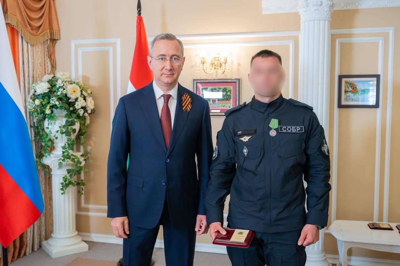 В Калуге сотрудникам Росгвардии вручены региональные награды В преддверии 80-ой годовщины со Дня Победы в Великой Отечественной войне губернатор Калужской области Владислав Шапша вручил сотрудникам спецподразделений территориального управления Росгвардии майорам полиции Евгению С. и Алексею Х. медали "За мужество и самоотверженность". Глава региона поздравил офицеров с наступающим праздником, поблагодарив за отвагу и неоценимый вклад в обеспечение безопасности страны. Медаль Калужской области «За мужество и самоотверженность» была учреждена в октябре 2023 года. Ею награждают за отвагу и храбрость, проявленные при исполнении воинского, служебного и гражданского долга в условиях, сопряженных с риском для жизни. Росгвардия. Центральный округ