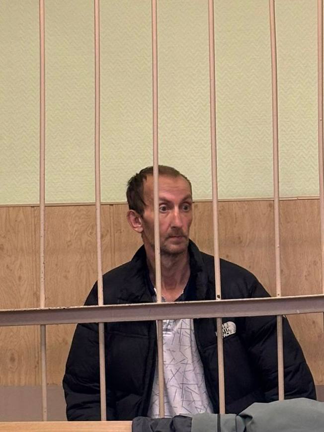 Суд арестовал лжесотрудника Роскомнадзора по обвинению в обмане петербурженки Павла Горошникова обвиняемого в обмане пенсионерки на 317 тыс рублей отправили в СИЗО до 9 декабря Он представился сотрудником Роскомнадзора сообщили в объединенной пресс службе городских судов Горошникову предъявлено обвинение по ч 3 ст 159 УК РФ По данным следствия он действовал от лица Роскомнадзора чтобы похитить чужое имущество Фигурант ввел в заблуждение потерпевшую 1946 года рождения убедив ее передать курьеру 317 тыс рублей наличными для предотвращения мошенничества Павла Горошникова задержали 11 октября Он просил избрать домашний арест но суд постановил заключить его под стражу Фото Объединенная пресс служба судов Санкт Петербурга kommersant spb