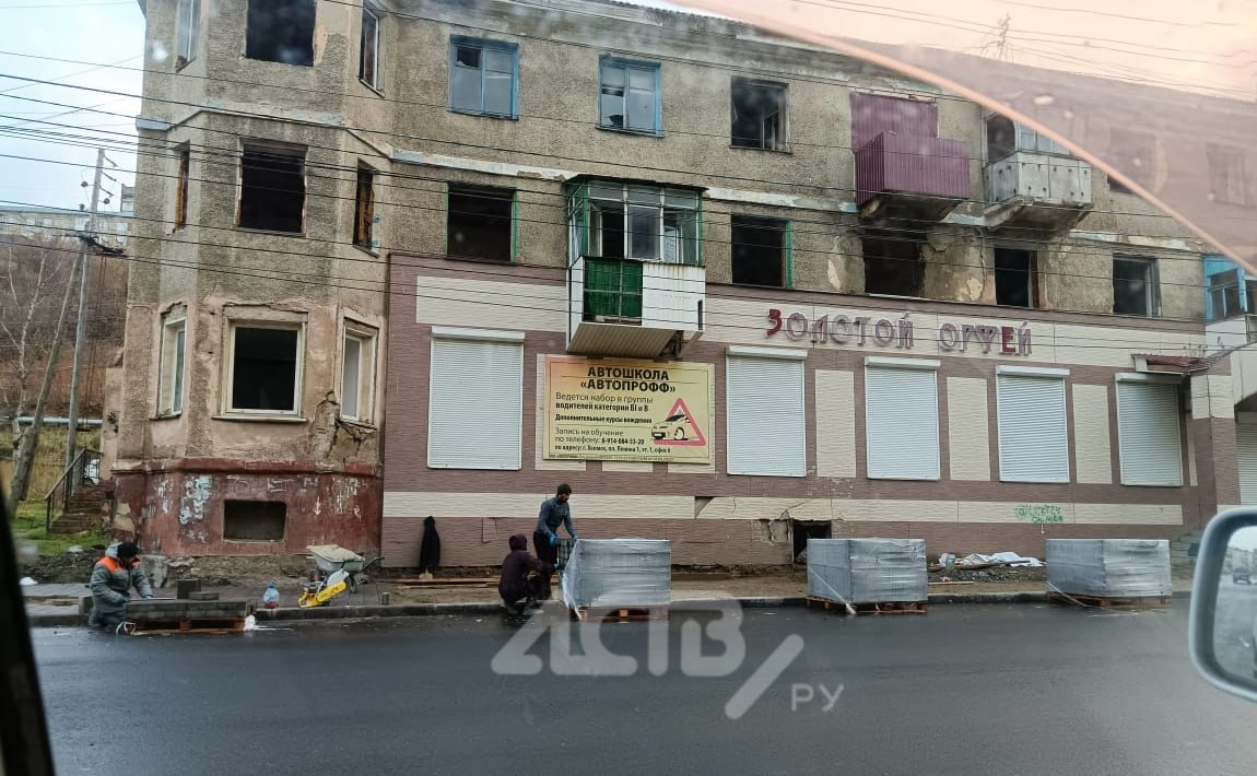 В Холмске возле заброшки которую собрались сносить укладывают новую брусчатку Холмчане недоумевают из за работ по благоустройству которые развернулись на улице Советской Там приводят в порядок пешеходную зону прямо около старой заброшки которую вот вот будут сносить К подрядчику вопросов нет он делает то что ему заказали Но вот кто заказчик Кто будет оплачивать банкет интересуются сахалинцы В Холмском районе продолжается обновление улицы Советской Второй этап включает расширение проезжей части укладку асфальта новые парковки и полное обновление тротуаров сейчас активно кладут брусчатку В мэрии Холмского района astv ru сообщили что работы по укладке брусчатки здесь идут в рамках масштабного обновления улицы Советской Касаемо заброшки администрация заверила снос здания не повредят новый тротуар Все учтено в проекте как и при предыдущих демонтажах на этой улице уточнили там   Прислать новость Подписывайся на АСТВ ру