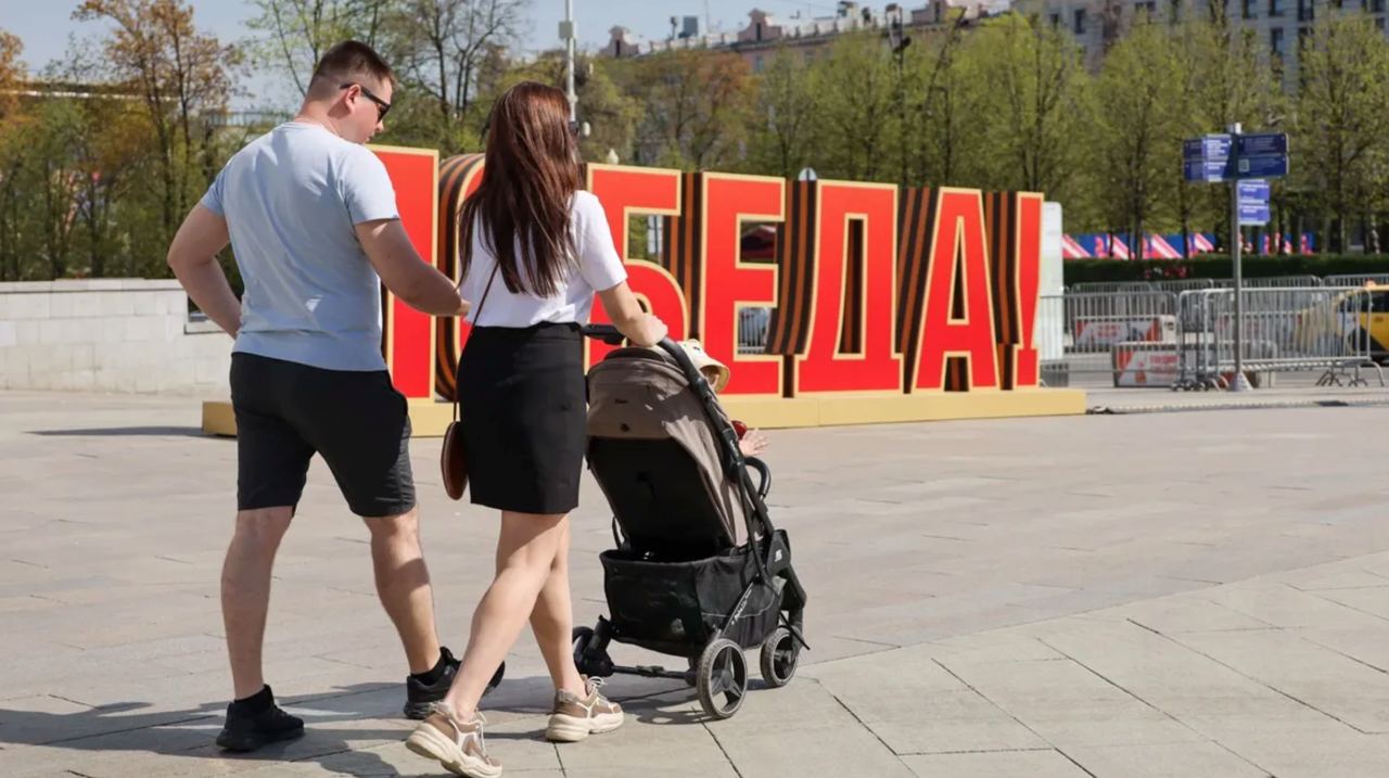 90% россиян хотели бы иметь троих детей — ВЦИОМ Всероссийский центр изучения общественного мнения опубликовал итоги опроса среди россиян на тему брака, родительства и роли женщин в семье — на результаты обратил внимание «Коммерсант». Так, ВЦИОМ утверждает, что за последние 20 лет репродуктивные идеалы россиян стали более «многодетными»: если в 2005 году среднее ожидаемое число детей составляло 1,9, то в 2025-м — 2,4. При этом, желаемое число детей увеличилось с 2,4 до 3,2. 89% мужчин в среднем хотели бы иметь 3,6 детей, а 91% женщин — 2,8 детей, заявили в центре. В конце апреля «Новая» проводила собственное исследование о проблемах демографии. В частности, мы пытались найти ответ на вопрос, от чего же все-таки зависит рождаемость — от пропаганды или от хорошей медицины?