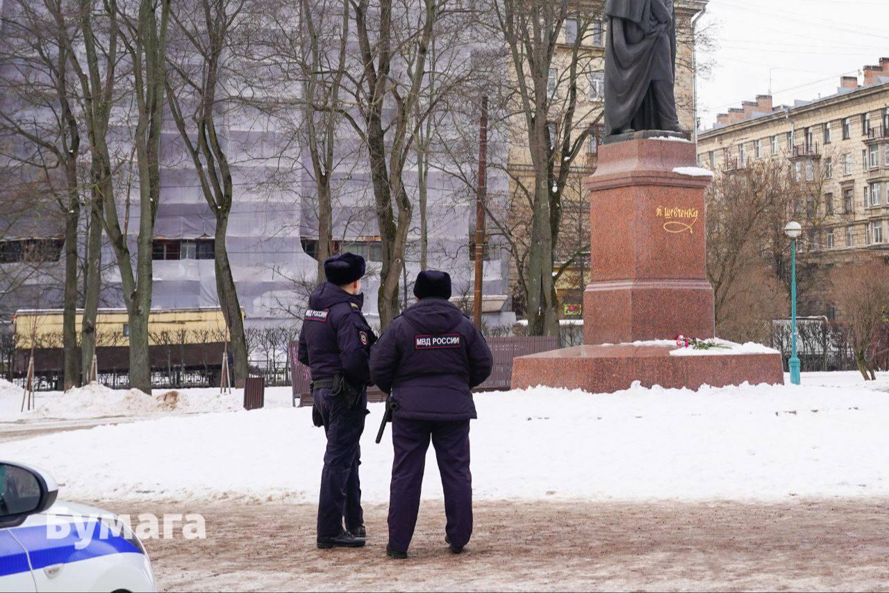 Завтра четыре года с начала войны Бумага вспоминает как петербуржцев и других россиян задерживали с цветами на акциях памяти в прошлые годовщины В прошлом году петербуржцы цветы несли к памятникам Тарасу Шевченко памятнику жертвам политических репрессий Соловецкому камню и мемориалу Скорбящая мать в Павловске Известно о двух задержаниях в Петербурге Женщина провела в отделе ночь утром ее отпустили с протоколом о мелком хулиганстве Георгия Миришкина оштрафовали на 40 тысяч рублей по статье о дискредитации армии он перевязал цветы желтой и голубой лентами Также в Петербурге задержали Ариадну Литвинову за дискредитирующие надписи на военных плакатах оштрафовали на 50 тысяч рублей и арестовали по делу о вандализме позже ее отпустили из СИЗО Также ОВД Инфо сообщали о задержаниях в Уфе и Москве 24 февраля 2024 года ОВД Инфо зафиксировал как минимум 49 задержаний из них не меньше 22 за возложение цветов Больше всего человек задерживали в Москве и Екатеринбурге В Петербурге задержали художницу Елену Осипову за плакат ее привезли домой пикетчика Александра Хворова его отпустили с протоколом о дискредитации и Дарью Козыреву за стихотворение на памятнике Шевченко В прошлом году ее приговорили к 2 годам и 8 месяцам колонии по делу о повторной дискредитации армии В первую годовщину начала войны в России задержали как минимум 54 человека в 14 городах подсчитал ОВД Инфо Из них 18 человек задержали в Петербурге Как минимум 14 из них были задержаны во время возложения цветов к памятнику Шевченко всех задержанных отпустили с протоколами о нарушении коронавирусных ограничений Фото 24 февраля 2025 года Бумага Подписывайтесь на Бумагу и предлагайте новости