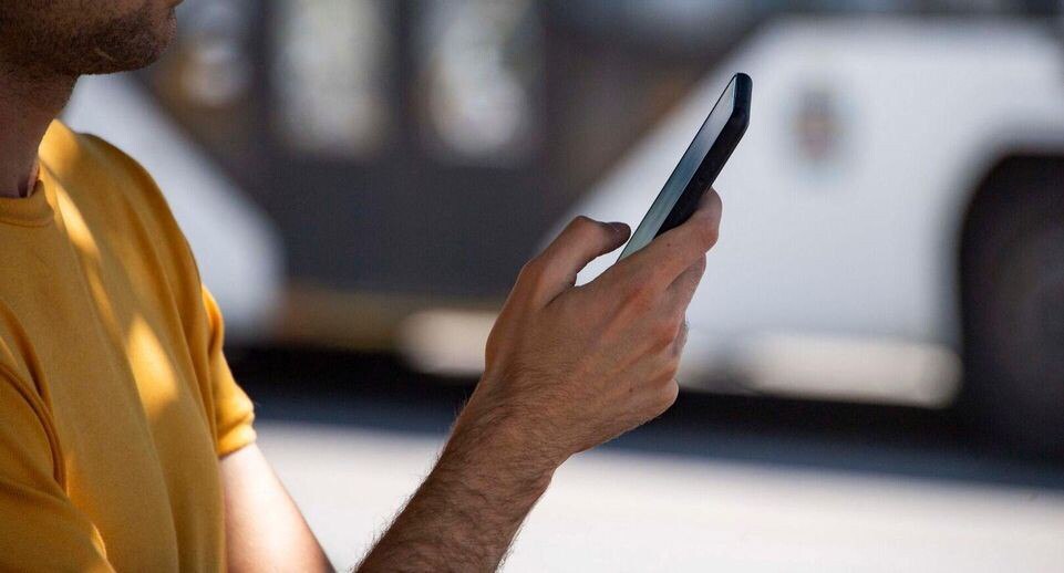 В Казахстане подтвердили блокировку нелегально ввезённых смартфонов Такие аппараты превращаются в кирпичи Если же гражданин ввёз телефон из за границы сам для личного пользования то он может подать заявку о легализации В таком случае проверят действительно ли в указанные даты он въезжал в страну рассказал вице министр цифрового развития Ростислав Коняшкин Что касается интернет магазинов то перед заказом там телефона следует проверить его IMEI на специальном сервисе и убедиться что он ввезён в страну легально