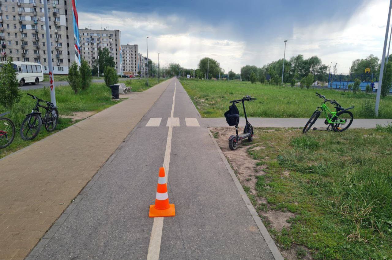 В Нижнем Новгороде за день элетросамокатчики сбили двоих детей 29 мая 12-летний водитель электросамоката сбил 10-летнего велосипедиста на улице Пермякова. Пострадавшего ребенка доставили в больницу. В этот же день в парке Пушкина 21-летний молодой человек на прокатном СИМ сбил 2-летнего ребенка. Малыш получил травмы, родители от госпитализации отказались. Глава СКР поручил возбудить уголовные дела по факту наезда электросамокатов на детей Подпишись \ Предложи новость
