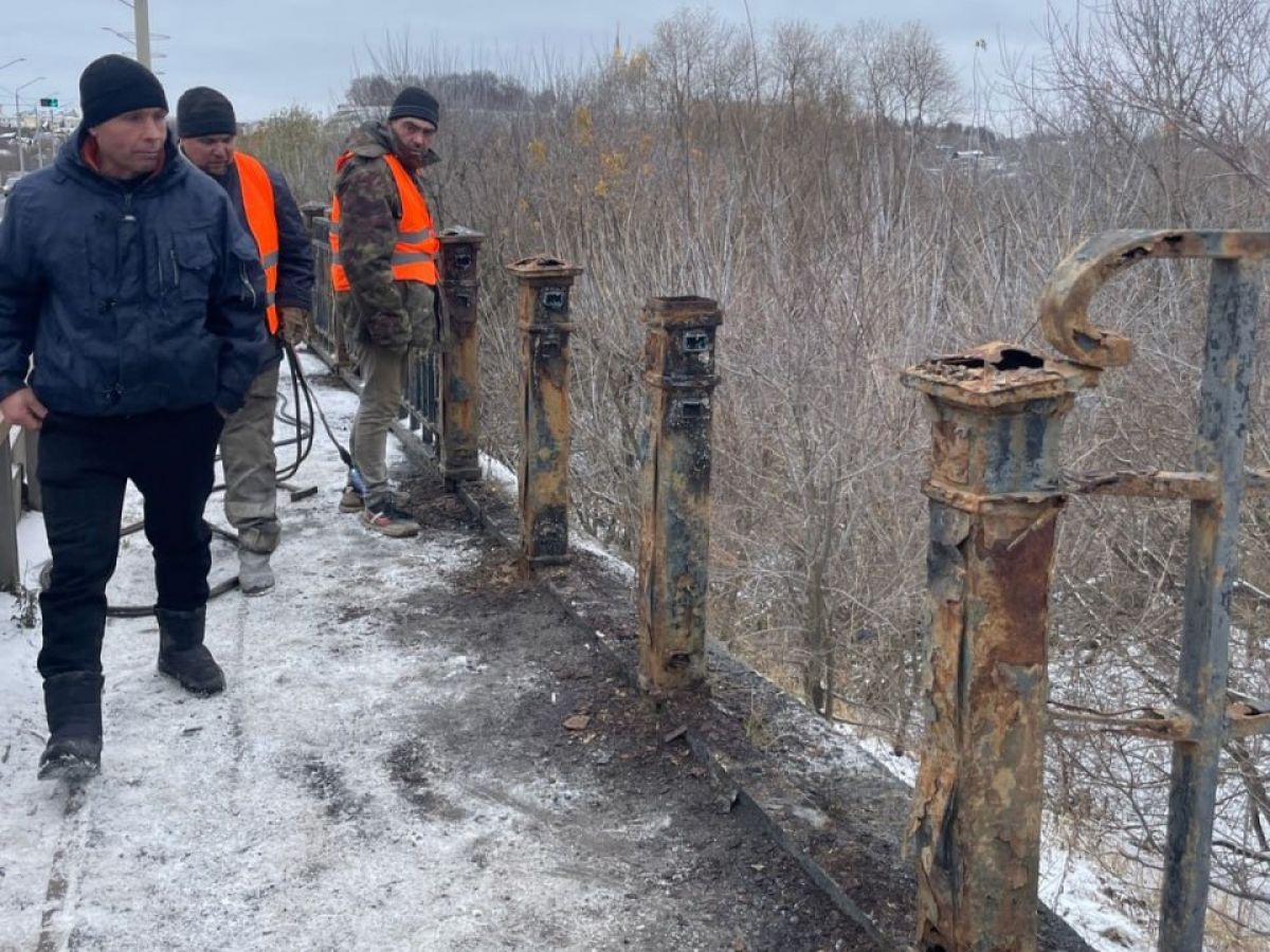 Во Владимире начали демонтаж опасных ограждений на мосту через Клязьму    Во Владимире начались работы по установке временного ограждения на мосту через Клязьму, ранее конструкция там была опасной.  ↗  Прислать новость   Подписаться