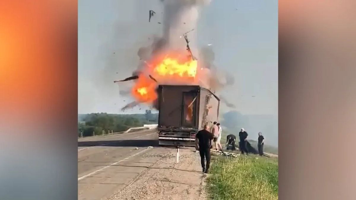 В деле об атаке на российские аэродромы дронами перевозившимися в фурах появились первые обвиняемые Ими стали сами водители большегрузов пишет Коммерсантъ Дальнобойщики обвиняются в совершении теракта группой лиц по предварительному сговору повлекшего причинение значительного ущерба Для этого была создана организованная группа водителей в которую вошли пять человек один из которых погиб во время атаки Сами дальнобойщики вину не признают и настаивают на том что их использовали втемную Адвокаты указывают что все обвиняемые в момент атаки пытались остановить или сбить дроны а после этого не предпринимали попыток скрыться Вся его вина заключается в том что он оказался в ненужное время в ненужном месте Судить его за это неправильно сказал защитник одного из водителей Обвиняемым грозит до 20 лет строгого режима   Подписывайтесь на Расстригу