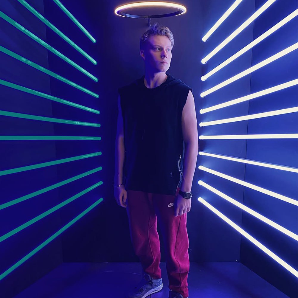 Фигурист Иван Десятов пожизненно отстранен за сексуальные домогательства В октябре 2024 года уроженец Москвы представляющий США был временно отстранен от турниров Сейчас же Центр безопасного спорта США сообщил о пожизненном бане 24 летнего спортсмена Десятов выступает в танцах на льду в дуэте с Изабеллой Флорес Подписывайтесь на РИА Новости Спорт в MAX