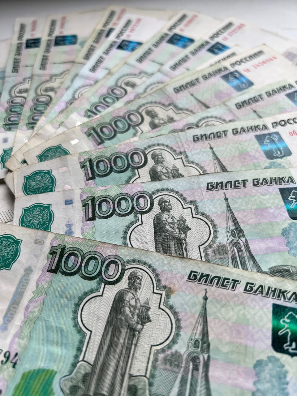 Штрафом не обойдется: продажа энергетиков детям может стать уголовно наказуемой Депутаты предложили ввести уголовную ответственность для тех, кто продает энергетики несовершеннолетним. Законопроект внесут на рассмотрение в Госдуму в ближайшее время, сообщила депутат Нина Останина в эфире Дума ТВ. «Это должно быть уголовно наказуемое деяние. Вред здоровью ребёнка наносится постепенно. К 18 годам, когда он получает право покупать энергетические напитки самостоятельно, его здоровье уже подорвано. Поэтому мы уже разработали законопроект, все фракции под ним поставили свои подписи», — отметила депутат. По ее словам, в случае принятия законопроекта ответственность будет такой же, как и за продажу несовершеннолетним алкоголя. Согласно статье 151.1 УК РФ, это либо штраф, либо исправительные работы на срок до одного года. При этом нарушителю могут запретить занимать какие-то должности или вести определенную деятельность на срок до трех лет. Напомним, что с 1 марта 2025 года продавать энергетики детям и подросткам запрещено. А в мае Госдума приняла закон о штрафах для нарушителей. Им придется заплатить от 30 до 500 тыс. рублей. Фото: Екатерина Конвиссар