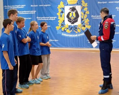 Ученики хабаровской школы МЧС успешно выступили на очередном этапе Всероссийских соревнований. ни прошли накануне в краевом центре «Созвездие». В мероприятии приняли участие полуфиналисты Всероссийских соревнований среди школьных спасательных отрядов со всего Дальнего Востока. Ученики боролись за возможность представить свой регион в финале, который состоится во Всероссийском детском центре «Смена» в конце ноября.  На очередном этапе соревнований необходимо было продемонстрировать навыки по оказанию первой помощи, ориентированию, а также принять участие в пожарной эстафете и вязании узлов.  «Это лишь небольшая часть испытаний, с которыми сталкивались участники. Мы поздравляем нашу команду победителей. В чемпионский состав вошли Руслан Махарадзе, Роман Дорошенко, Дмитрий Огеоне, Валерия Полякова, Маргарита Шубная», - сообщили в городском управлении образования.