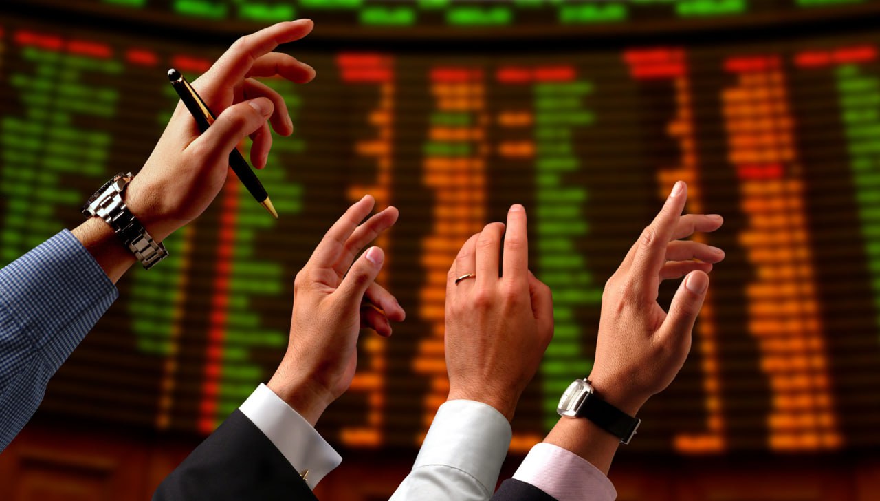 В России растет рынок неипотечной секьюритизации В 2026 году объем неипотечной секьюритизации может вдвое превзойти исторический рекорд 2014 года приблизившись к 500 млрд рублей Сейчас основным активом для многотраншевой секьюритизации остаются потребкредиты Уже размещаются первые облигации обеспеченные требованиями по кредитным картам В перспективе обеспечением станут автокредиты и другие активы считают эксперты Крупнейшей стала секьюритизация кредитов ВТБ До конца года планируют разместиться еще несколько банков Газпромбанк и банк Синара Сбербанк Альфа Банка в конце этого года либо в начале следующего Также на рынке появляются облигации с новым обеспечением Планируется размещение облигаций Т Банка обеспеченных задолженностью по кредитным картам По мнению участников рынка серьезный рост сегменту может обеспечить секьюритизация портфелей корпоративных кредитов fatcat18