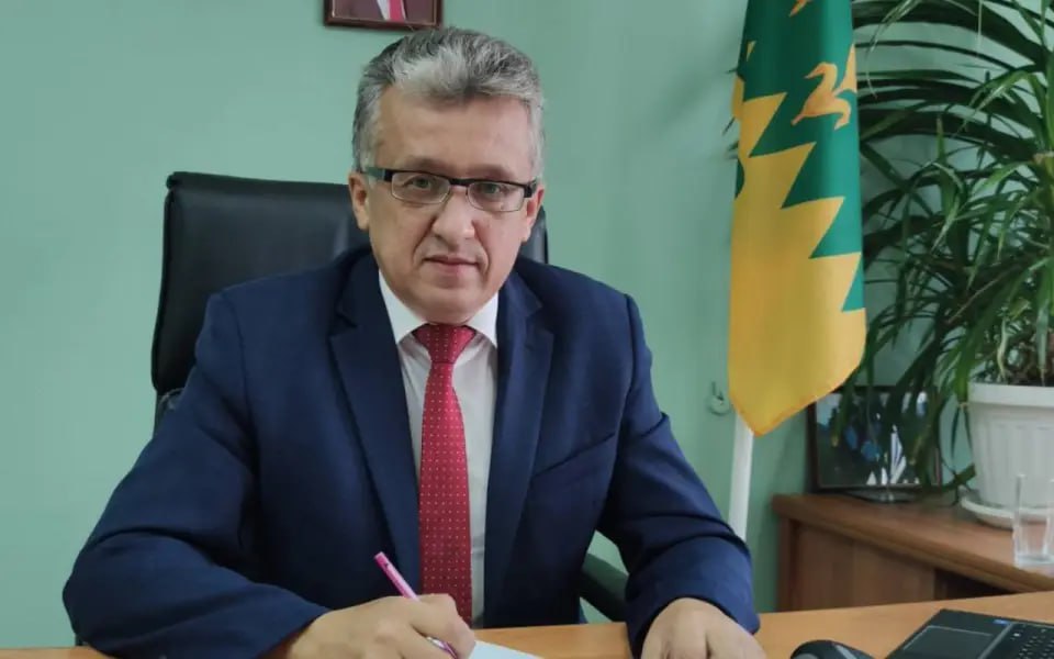 Главу администрации Дмитровского района Орловской области временно отстранили от должности по решению суда  Дмитровский районный суд удовлетворил ходатайство прокуратуры о временном отстранении Сергея Козина от должности главы администрации Дмитровского района. Основанием для обращения в суд стали обвинения Козина в совершении преступления, предусмотренного п.п. «в», «г», «е» ч. 3 ст. 286 УК РФ  превышение должностных полномочий .  «Суд согласился с доводами прокуратуры и временно отстранил Сергея Козина от занимаемой должности на период рассмотрения дела. Постановление суда пока не вступило в законную силу», - говорится в сообщении прокуратуры региона.  По данным следствия, Козин, действуя по предварительному сговору с первым заместителем главы администрации Сергеем Котовым, подписал акты приёмки работ по благоустройству бульвара на улице Социалистической и площади перед храмом Дмитрия Солунского в городе Дмитровск. Работы, по версии следствия, не соответствовали проектно-сметной документации, а в актах были указаны заведомо недостоверные сведения о фактически использованных материалах и завышенных ценах. Бюджету муниципального образования был причинён ущерб в размере более 4,7 млн рублей.