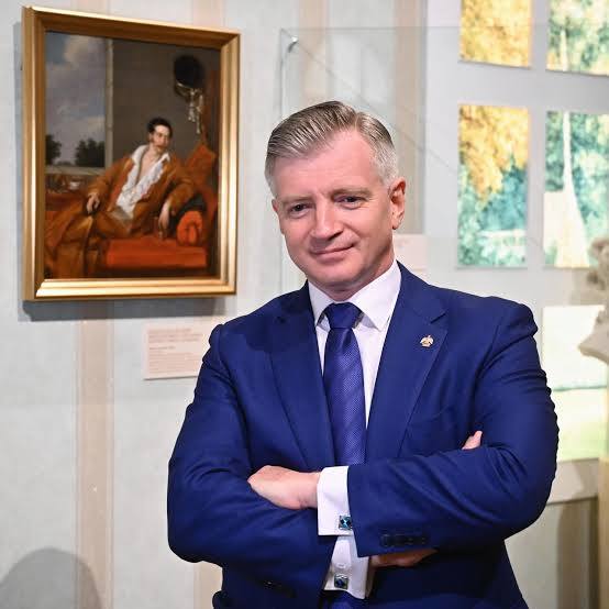 Генпрокуратура просит суд взыскать с бывшего главы Департамента культуры Москвы Кибовского его родственников и доверенных лиц 1 миллиард рублей Официальный доход Кибовского за то время когда он занимал должность главы департамента составил 165 миллионов А дорогостоящие объекты недвижимости и автомобили Кировский оформлял на родственников и друзей У которых по мнению прокуратуры не было финансовой возможности приобрести данную собственность Среди собственности которую Кибовский легализовал таким образом автомобиль Майбах семь квартир в том числе на Гоголевском бульваре столицы и два мотоцикла Подпишись МАРДАН в telegram МАРДАН МAX на парковке