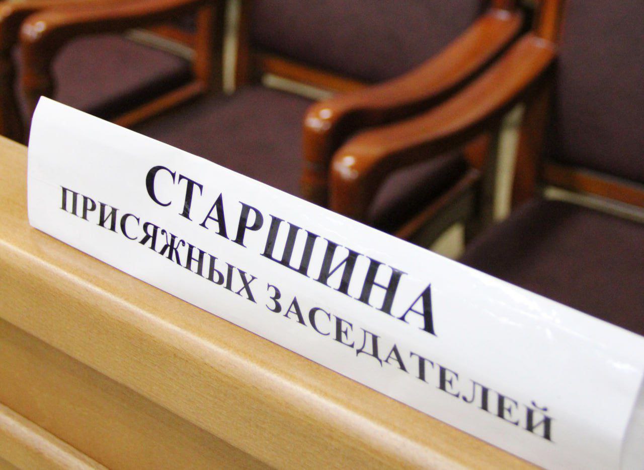 Присяжные вынесли вердикт по делу об убийстве и покушении на убийство азербайджанских предпринимателей Кировским районным судом г Екатеринбурга рассматривается уголовное дело в отношении 7 жителей Екатеринбурга Большинству фигурантов предъявлены обвинения в убийстве и покушении на убийство местных предпринимателей в 2001 2010 году На скамье подсудимых Шуджаяддин Раджабов Акиф Аяз Бакир Камал Мазахир Сафаровы а также Шахин Шыхлински Подсудимые ходатайствовали о рассмотрении уголовного дела с участием присяжных заседателей Сегодня коллегия присяжных заседателей в составе 6 человек признала подсудимых виновными в инкриминируемых преступлениях По мнению присяжных снисхождения достоин лишь Бакир Сафаров  Судебный процесс на этом не закончен впереди обсуждение последствий вердикта со сторонами вторые прения сторон последнее слово подсудимых Следующее судебное заседание состоится завтра в 11 30 Кировский районный суд Екатеринбурга