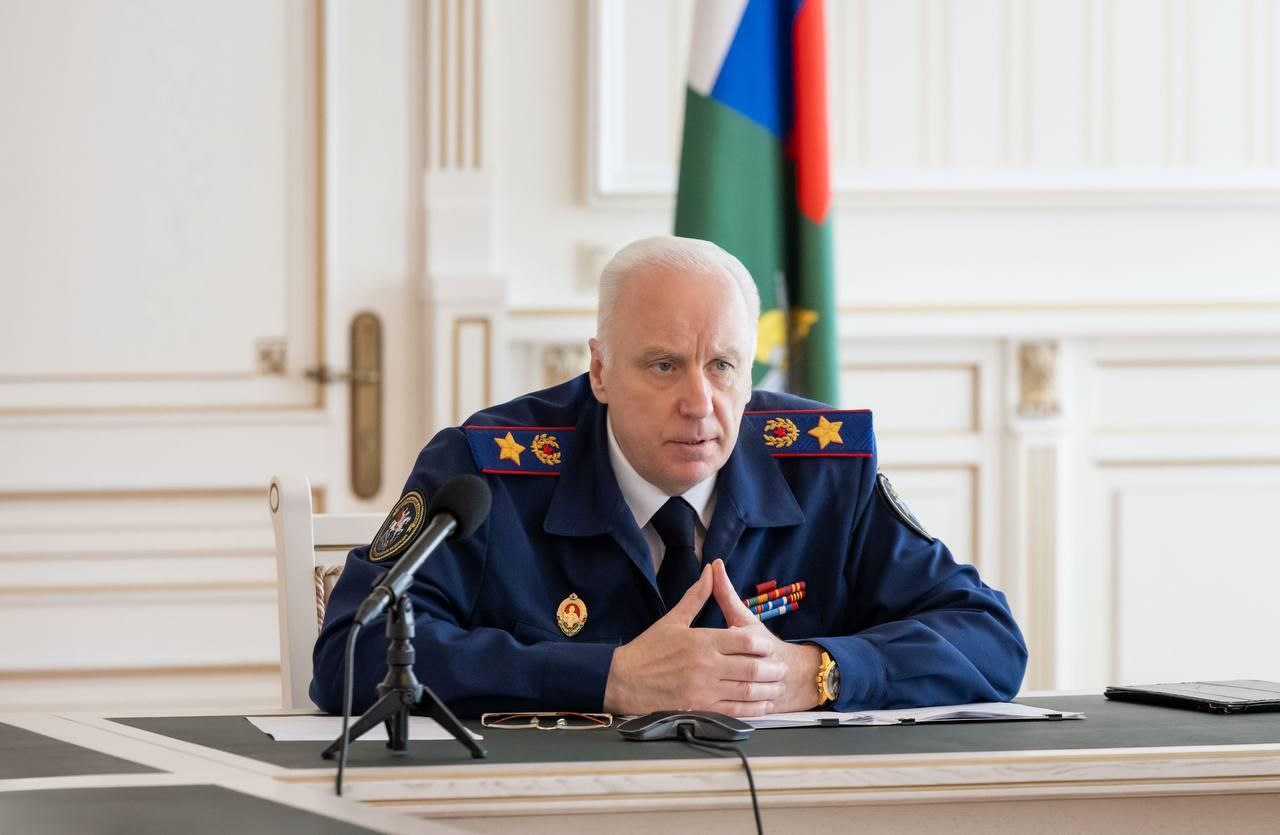 Председатель СК России в режиме ВКС провел оперативное совещание по вопросам расследования резонансных преступлений В ходе совещания А.И. Бастрыкин не оставил без внимания вопросы законности предоставления жилья и средств для его приобретения россиянам, которые недавно получили гражданство РФ. Он отметил, что действия местных органов власти по обеспечению таких граждан квартирами или льготное субсидирование их приобретения вызывают обоснованное возмущение у коренных жителей нашей страны. Доклад по ситуации с выдачей жилищного сертификата в городе Мытищи уроженке Таджикистана представил руководитель ГСУ СКР по Московской области Я.А. Яковлев. По данному факту были неоднократно возбуждены уголовные дела, однако постановления об их возбуждении последовательно отменялись заместителем Мытищинского городского прокурора Московской области Дарьей Павловной Мироновой и заместителем прокурора Московской области Сергеем Георгиевичем Рокитянским. Вместе с тем с учетом наличия признаков преступлений руководителем ГСУ СК России по Московской области по вышеуказанным обстоятельствам вновь возбуждены уголовные дела о халатности и мошенничестве при получении выплат, в рамках которых продолжается производство необходимых следственных и процессуальных действий. Заслушав доклады, Председатель СК России дал ряд конкретных поручений и определил сроки их исполнения.