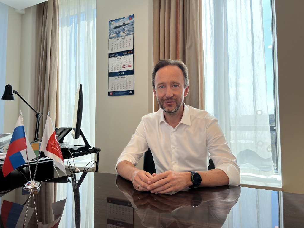 Объединенная судостроительная корпорация VK ОСК рассказала о планах и этапах производства отечественных судовых двигателей и ВРК на предприятиях Корпорации Опыт последних лет показал развитие собственных компетенций в производстве ключевых компонентов и оборудования необходимых для строительства судов способно значительно уменьшить зависимость от зарубежных поставщиков и сократить сроки строительства В долгосрочной перспективе такие меры будут способствовать укреплению национальной экономики развитию участников цепочки кооперации а также снизят себестоимость Сегодня в ОСК сформирован центр компетенций по направлению движительно рулевых комплексов который интегрирует опыт различных предприятий в данной области За координацию такой работы отвечает ОСК Движение О планах ОСК по развитию собственных несудостроительных компетенций в интервью информационно аналитическому агентству ПортНьюс рассказал заместитель генерального директора ОСК по развитию и операционной эффективности Сергей