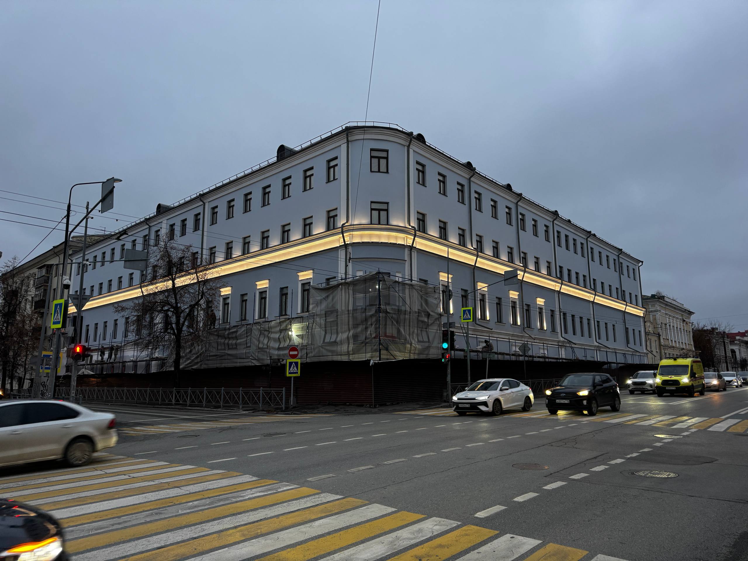 На Карла Маркса 43 10 скоро закончат работы по фасаду исторического дома Баумгартена Щербаковой Интересно что несколько верхних этажей надстроенных в 1930 х годах решили сохранить во время нынешней масштабной реконструкции здания для КФУ Руслан Бикуев Историческая Казань