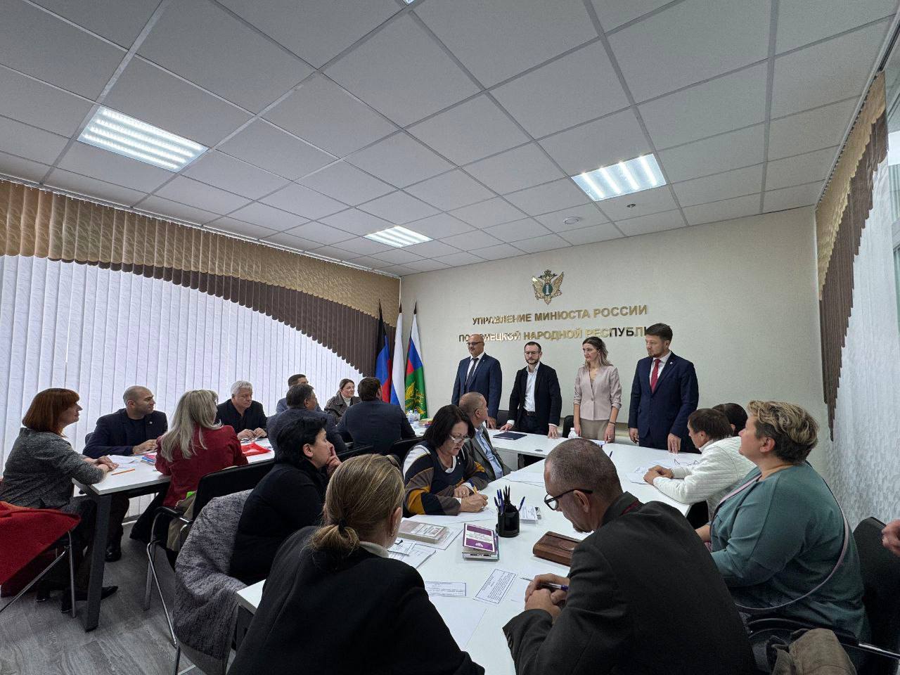 Проведены дополнительные экзамены для адвокатов и нотариусов Донецкой и Луганской народных республик Запорожской и Херсонской областей Их провели совместные экзаменационные комиссии Минюста РФ Федеральной палаты адвокатов и Федеральной нотариальной палаты С испытаниями успешно справились 39 адвокатов и 4 нотариуса Экзамены для адвокатов проводились в форме устного собеседования Претенденты отвечали на вопросы касающиеся законодательства об адвокатской деятельности и адвокатуре конституционного права гражданского арбитражного и уголовного процесса Экзамен для нотариусов прошёл в форме тестирования на знание гражданского законодательства и законодательства в сфере нотариата Символично что дата проведения экзаменов совпала с датой вступления Донецкой и Луганской народных республик Запорожской и Херсонской областей в состав России Ровно три года назад мы только приступали к созданию адвокатских и нотариальных сообществ регионов Сегодня в совокупности в воссоединенных регионах работает уже более 700 адвокатов и 300 нотариусов которые успешно решают задачи по защите прав и законных интересов граждан Сформирована вся необходимая организационная инфраструктура адвокатуры и нотариата приняты все необходимые региональные нормативные правовые акты Эта работа продолжается нами и нашими коллегами на системной основе сообщил директор Департамента развития и регулирования юридической помощи и правовых услуг Минюста РФ Роман Рябый возглавляющий одну из комиссий   В условиях правовой интеграции одной из приоритетных задач является оказание юридической помощи жителям воссоединенных регионов Возникает множество правовых вопросов связанных с оформлением наследственных прав установлением фактов имеющих юридическое значение восстановлением правоустанавливающих документов Их успешное разрешение без помощи квалифицированных юристов крайне затруднительно Мы рады приветствовать вас в российской адвокатуре и желаем всем профессиональных успехов и удачи сказал первый вице президент Федеральной палаты адвокатов Михаил Толчеев объявляя результаты экзамена Экзамены для адвокатов и нотариусов также проводятся и в обычном порядке предусмотренном профильным законодательством До конца 2025 года будут проведены конкурсы на замещение вакантных должностей нотариусов во всех воссоединенных субъектах РФ Это позволит увеличить доступность нотариальных услуг Минюст РФ в МАХ ВК