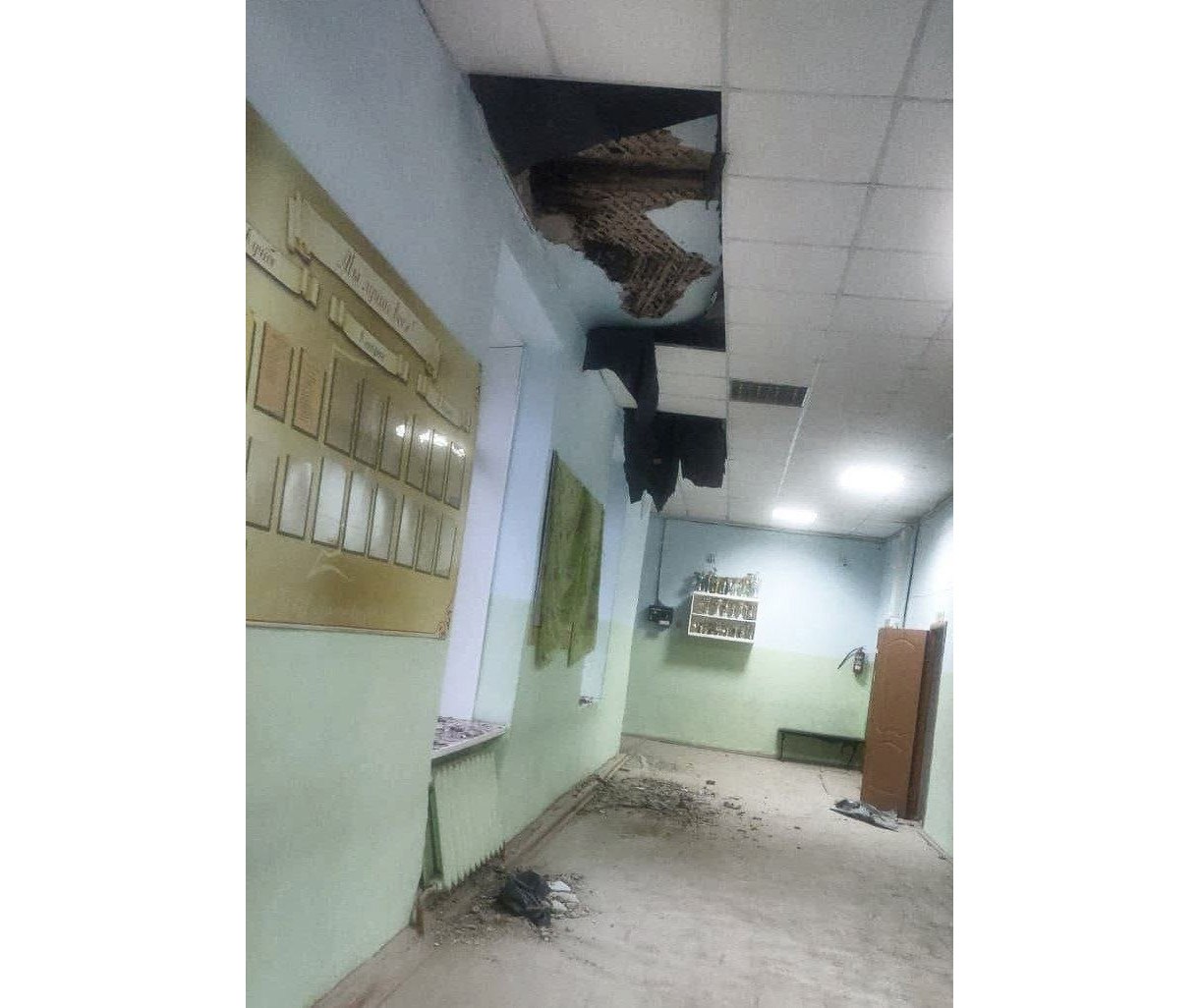 Новосибирск снова школа снова упавшая крыша У нас де жа вю Во Вьюнской средней общеобразовательной школе Колыванского района Новосибирской области частично обрушился потолок первого этажа По словам очевидцев дыру в коридоре просто подперли брёвнами и огородили лентой существенно сузив проход Следы повреждений видны в нескольких помещениях включая столовую где штукатурка осыпается на столы Кроме того есть проблемы с сантехникой В туалетах один женский унитаз не смывается другой протекает а в мужском всюду размазаны нечистоты Родители жалуются на прорывы труб которые затапливают подвал и оставляют лужи в классах Директор Сергей Подвинцев бывший глава местной детско юношеской спортивной школы и соучредитель клуба боевых искусств член первичного отделения Единой России лично обнаружил проблемы во время каникул Работники школы сняли участки штукатурки для осмотра деревянных перекрытий и закрыли доступ в опасные зоны Минобразования Новосибирской области уверяет учебные кабинеты в рабочем состоянии а ремонт запланирован Как говорится всё идёт по плану Однако факты таковы что школа построенная в восьмидесятые не видела капитального обновления с девяностых когда регион переживал бюджетный кризис и массовое закрытие сельских объектов Напомним в конце сентября в Татарске обрушился фрагмент здания школы N 5 лишь чудом обошлось без жертв В октябре в Коченёво выявили разрушение фасада районной школы где трещины шириной в сантиметр угрожают обрушить стены По данным Минпросвещения РФ в 2024 Новосибирская область под мудрым управлением Андрея Травникова не сдала в срок три школы и не отремонтировала одну капитально На начало 2025 года капитального ремонта требовали 306 учебных заведений а аварийных учебных учреждений было около 50 При этом регион тратит три с половиной миллиарда рублей ежегодно на подготовку к учебному году Кстати в 2025 году сносят шесть недостроенных школ в Новосибирске в состоянии от 20 22 процентов готовности и начнут строить заново с новым подрядчиком Гении управленческих решений поражают воображение Между тем дефицит мест в новых микрорайонах семь миллионов квадратных метров жилья без инфраструктуры Но губернатор Травников как говорится невзирая новосибирск babr24