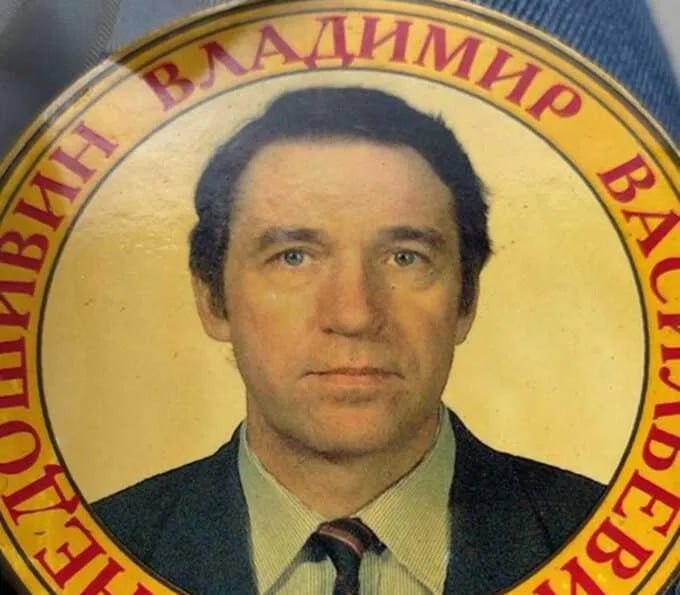 ВЧК-ОГПУ: погиб один из создателей ракетного комплекса «Искандер». Его столкнули с лестницы за то, что инженер справил нужду в подъезде В Подмосковной Коломне скончался 74-летний Владимир Недошивин, один из создателей российского ракетного комплекса «Искандер». Об этом сообщает ВЧК-ОГПУ со ссылкой на осведомленный источник. Мужчину обнаружили в тяжелом состоянии в подъезде дома в День Победы, 9 мая. Пострадавшего доставили в больницу, но спустя несколько дней Недошивин скончался. Собеседник ВЧК-ОГПУ утверждает, что причиной смерти стал бытовой конфликт с соседом — сантехником Анатолием Колобайцевым. Подозреваемый заявил, что столкнул Недошивина с лестницы после того, как тот якобы справил нужду в подъезде. Недошивин работал в конструкторском бюро Машиностроения и имел ряд патентов. ВЧК-ОГПУ пишет, что после выхода на пенсию он «оказался никому не нужен». Российские правоохранительные органы официально не сообщали об этом. Подписаться на «Новую-Европа»