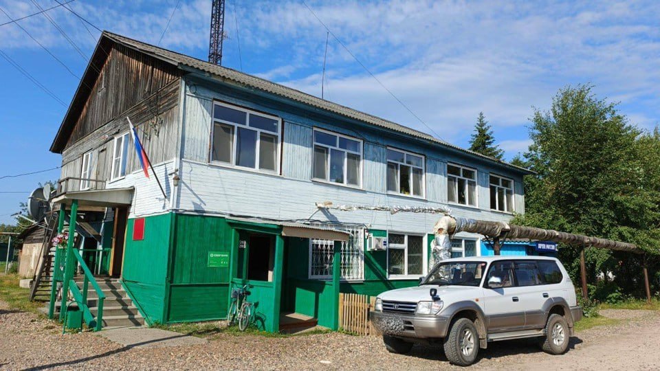  В Енисейском районе главу Ярцевского сельсовета осудили за присвоение премий сотрудников По версии прокуратуры, еще зимой 2020 года 56-летняя женщина издала распоряжение о премировании трех муниципальных служащих за счет экономии фонда оплаты труда. При этом она решила, что заслуживает свою долю. Чиновница потребовала от подчиненных вернуть ей часть денег, так как выполняла «некоторые функции» временно отсутствующих сотрудников. Позже ситуация повторилась: подводя итоги 2023 года, она вновь присвоила себе средства, которые должны были уйти на премии. В какой-то момент служащие устали от поборов и обратились в правоохранительные органы. Глава сельсовета же просила у коллектива прощения и «не выносить сор из избы». За превышение должностных полномочий женщина получила один год и семь месяцев условного лишения свободы. : прокуратура