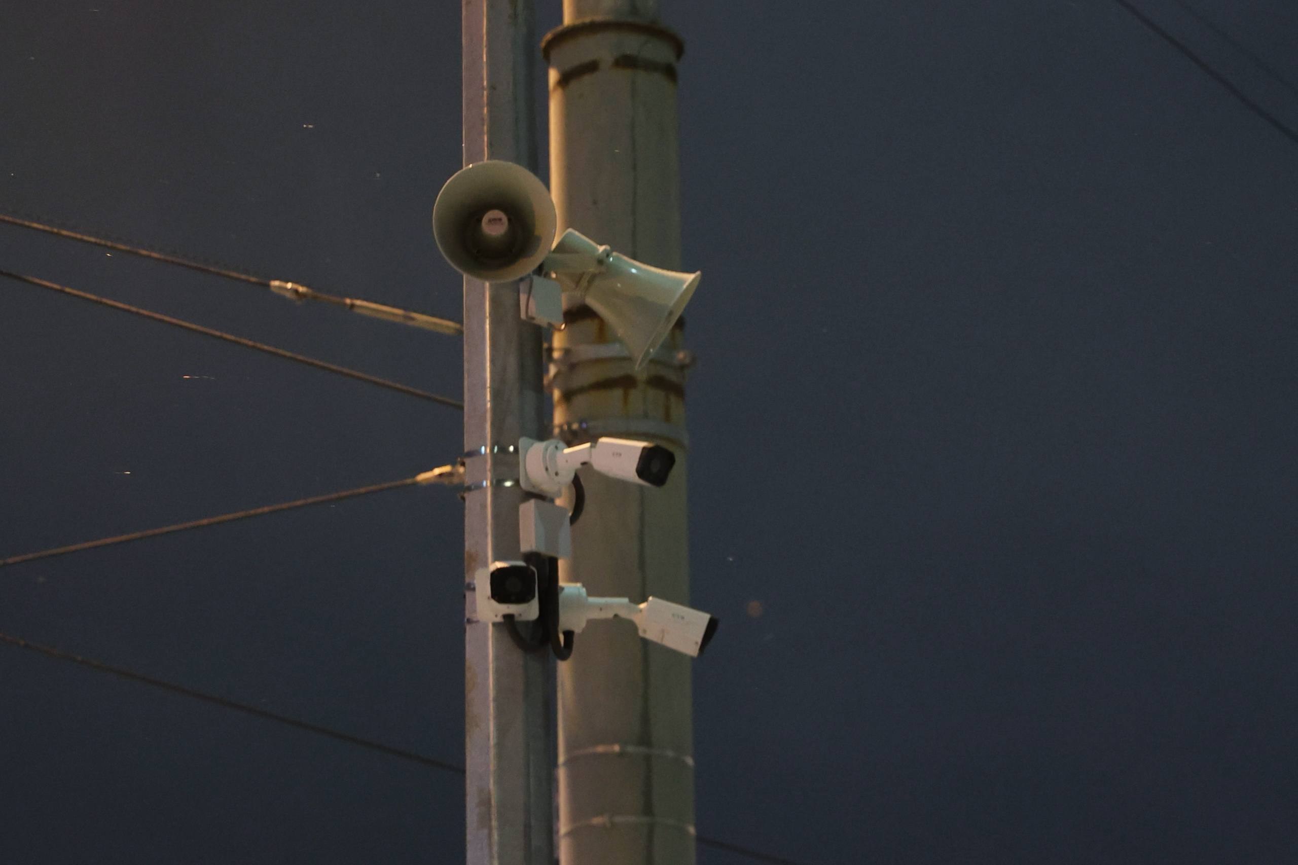 Камеры системы Безопасный город превратят в умные ГАТИ подключает потоки с источников к нейросетевому комплексу Городовой Сегодня 20 тысяч камер в Петроградском Центральном Адмиралтейском и Василеостровском районах автоматически выявляют во дворах различные виды нарушений правил благоустройства и направляют замечания ответственным за уборку В этом году еще более 80 тысяч точек подключат к системе что позволит контролировать содержание дворов во всех 18 районах города Фото Telegram канал комитета по транспорту архив Подпишись на Город Telegram MAX ВК