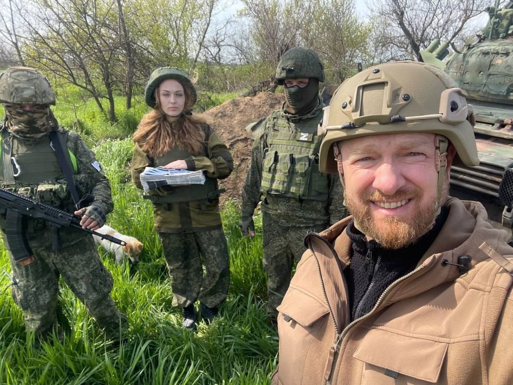 Единая Россия приостановит членство депутата Малькевича Ранее он стал фигурантом уголовного дела о растрате 37 2 млн рублей на телеканале Санкт Петербург Партия приостановит его членство до выяснения всех обстоятельств в материалах дела детали которых в СМИ вы все видели Замену также ставшей фигурантом уголовного дела Елене Никитиной будут искать в федеральном Центре управления регионом Недавно Александр Малькевич написал проникновенный пост о том что никогда не брал ничего себе государственного а наоборот всё личное отдавал нуждающимся Также от него сразу отвернулись многие друзья и коллеги закрыв некоторые проекты даже не попрощавшись Ждем что скажет следствие и суд Подписаться ТГ MAX