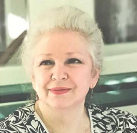 Умерла младшая дочь писателя Михаила Шолохова Сегодня 22 сентября стало известно что ушла из жизни младшая дочь писателя Михаила Шолохова Мария Михайловна Шолохова Ей было 87 лет О ее смерти сообщили в государственном музее заповеднике М А Шолохова Тихий Дон С болью узнали о том что ушла из жизни Мария Михайловна Шолохова младшая дочь великого писателя говорится в публикации Коллектив музея заповедника скорбит по поводу смерти Марии Михайловны и выражает глубокие соболезнования родным и близким Прощание с Марией Михайловной состоится 23 сентября с 11 00 до 12 00 в Усадьбе М А Шолохова Мария Шолохова родилась в 1938 году в станице Вешенской Здесь окончила среднюю школу после чего уехала в Москву В 1971 году окончила филологический факультет Московского государственного университета им М В Ломоносова Работала редактором в отделе прозы издательства Современник и литературным секретарем Правления Союза писателей СССР Мария Михайловна как и другие члены семьи писателя стояла у истоков основания Государственного музея заповедника М А Шолохова Несколько лет она работала научным сотрудником учреждения Подпишись на 1Rnd Написать в редакцию