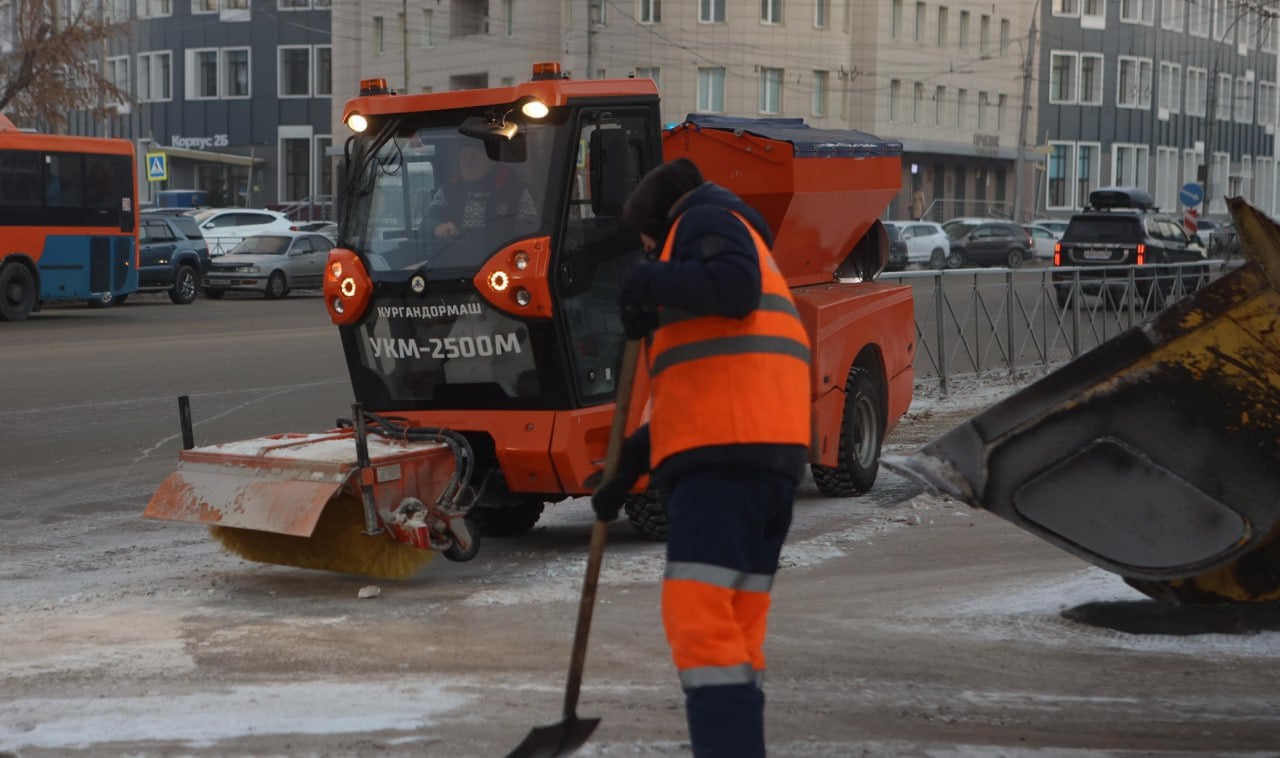 Зарплата дорожных рабочих в Новосибирске выросла в два раза  В 2024 году количество дорожных рабочих в городе увеличили вдвое. Набрать их удалось за счёт повышения зарплаты. Об этом в интервью ГТРК «Новосибирск» рассказал глава муниципалитета Максим Кудрявцев.  Он напомнил, что ещё весной, при его вступлении в должность, работников в этой сфере было в 2,5 раза меньше, чем нужно: 169 человек вместо 350–400. Сейчас на дорогах трудятся уже более 300 человек.  «При первом приближении было чётко видно, что зарплата этих уважаемых людей была крайне недостаточной. Мы пошли на такие серьёзные шаги: увеличили заработную плату дорожных рабочих до 62–65 тысяч в зависимости от категории. Это позволило нам существенно поменять ситуацию с подбором персонала. Но ещё раз подчеркну: мы эту работу продолжаем»,  — сказал мэр.  Он отметил, что уборка — это сочетание трёх элементов: спецтехники, кадров и регламентов, по которым эта система функционирует. Для содержания улиц в этом году закупили большую партию машин — 112 единиц. После того, как штат дорожников укомплектуют полностью, начнут оттачивать нюансы.  «Пока я поставлю себе оценку „удовлетворительно“. Если в баллах, то, наверное, три с минусом. Я чётко понимаю, что мы сделали ещё не всё, чтобы достигнуть премиального уровня уборки, но многие процессы уже удалось пройти»,  — подвёл промежуточные итоги руководитель мэрии.  По его оценке, к снегопадам новосибирские службы готовы.