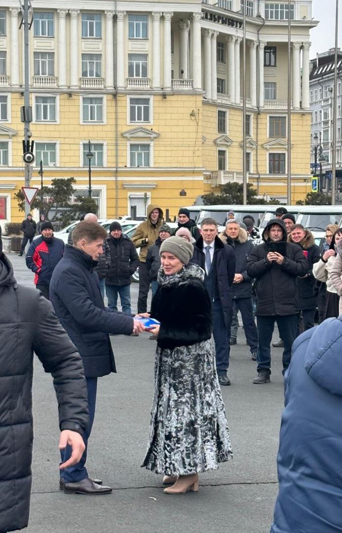 Сегодня Кавалеровская центральная районная больница получила 4 новых автомобиля от губернатора Приморского края Олега Кожемяко. Эти машины предназначены для работы в первичном звене здравоохранения и будут активно использоваться для взаимодействия с населением.   Такая поддержка значительно улучшит доступность медицинских услуг для жителей округа и позволит медицинским работникам более эффективно выполнять свои обязанности. Надеемся, что новые автомобили помогут обеспечить качественную медицинскую помощь и улучшат условия жизни наших граждан.   Благодарим губернатора за внимание к нуждам здравоохранения нашего округа!