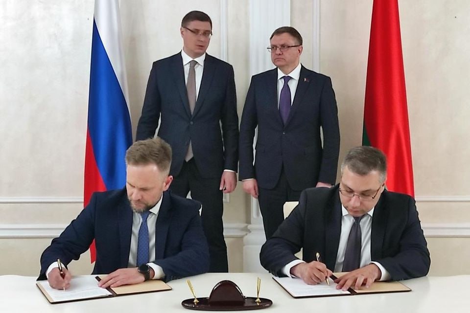 Беларусь и Владимирская область расширяют биржевое сотрудничество Белорусская универсальная товарная биржа провела встречу с деловыми кругами Владимирской области Обсуждались новые направления сотрудничества включая импортозамещение и участие в корпоративных закупках Особое внимание уделено электронной торговле несырьевыми товарами с высокой добавленной стоимостью В 2025 году сумма сделок выросла до 2 3 млн против 117 тыс годом ранее Это стало возможным благодаря поставкам белорусского сухого молока и сливочного масла а также реализации владимирской металлопродукции Планируется активное использование биржевых инструментов для закупок оборудования транспорта техники и электроаппаратуры На платформе БУТБ аккредитованы 37 владимирских компаний 4 из которых начали торги в 2025 году Разговоры на кухне