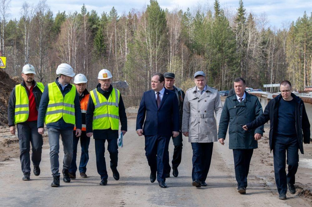 Мосты в Коми: что известно о ремонтной кампании на сегодняшний день - В Усинском районе активно ведутся работы на двух ключевых объектах автодороги Усть-Уса – Харьягинский. На мосту через р. Турунъель 68 км уже наполовину демонтированы перильное и парапетное ограждения, а также асфальтобетонное покрытие. Параллельно разбираются монолитные участки пролетных строений и выполняется бетонирование подферменников опор. - Аналогичные работы ведутся на мосту через р. Евсявис 102 км , где также на 50 процентов завершен демонтаж ограждений и покрытия, продолжается бетонирование подферменников опор. - В Корткеросском районе реконструируется мост через р. Вычегда. По левой стороне на разобран защитный слой, срублены консоли плит пролетного строения, ведется обустройство опор для ремонта. - Мост через р. Лемью в Корткеросском районе. В настоящее время движение осуществляется по старому мосту с ограничениями: максимальная масса транспорта – 22 тонны, нагрузка на ось – не более 9 тонн, скорость – 20 км/ч, действует светофорное регулирование. Все объекты на особом контроле Ростислава Гольдштейна #новости