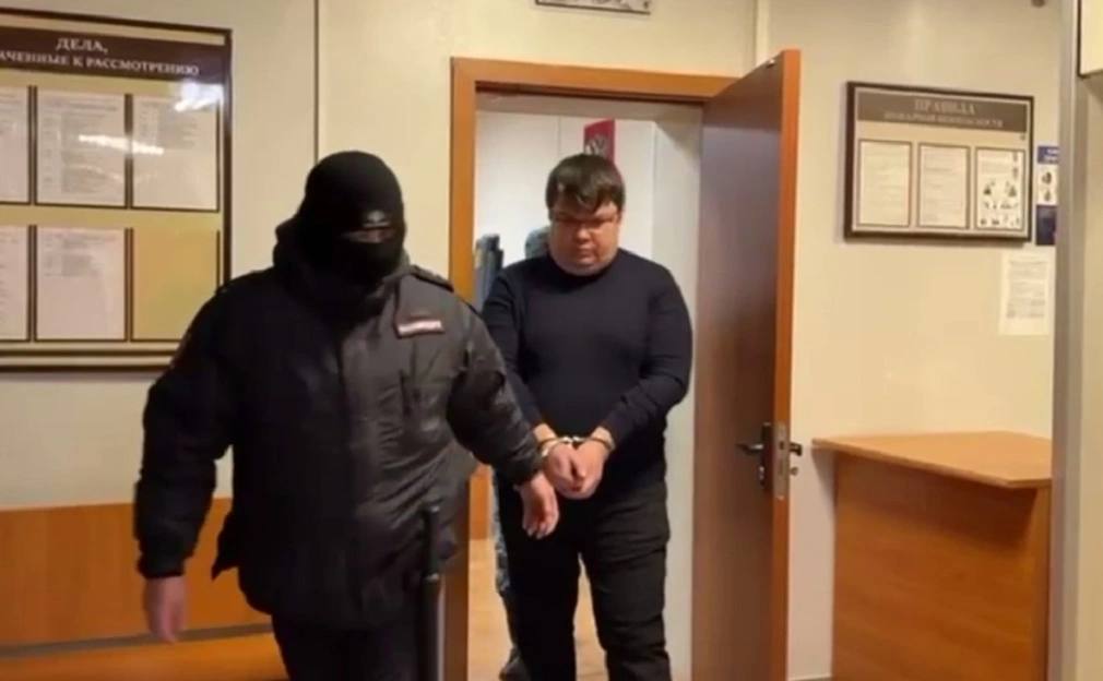 Экс сотрудника Башкиравтодора осудили за ущерб почвам на 8 млрд В Дюртюлинском районе вынесен приговор бывшему заместителю главного инженера АО Башкиравтодор Его признали виновным в нарушении правил охраны окружающей среды и превышении полномочий сообщили в прокуратуре Башкирии Ущерб от действий фигуранта при разработке недр оценивается в 8 млрд руб По информации РБК Уфа на скамье подсудимых оказался Дамир Бурханов Уголовное дело было возбуждено по материалам совместной проверки прокуратуры и управления ФСБ по республике По данным ведомства с февраля по ноябрь 2023 года обвиняемый организовал незаконную разработку и проведение земляных работ на участках недр Балтачево и Исмаилово расположенных в том числе на землях сельхозназначения РБК Уфа в Telegram РБК Уфа в MAX