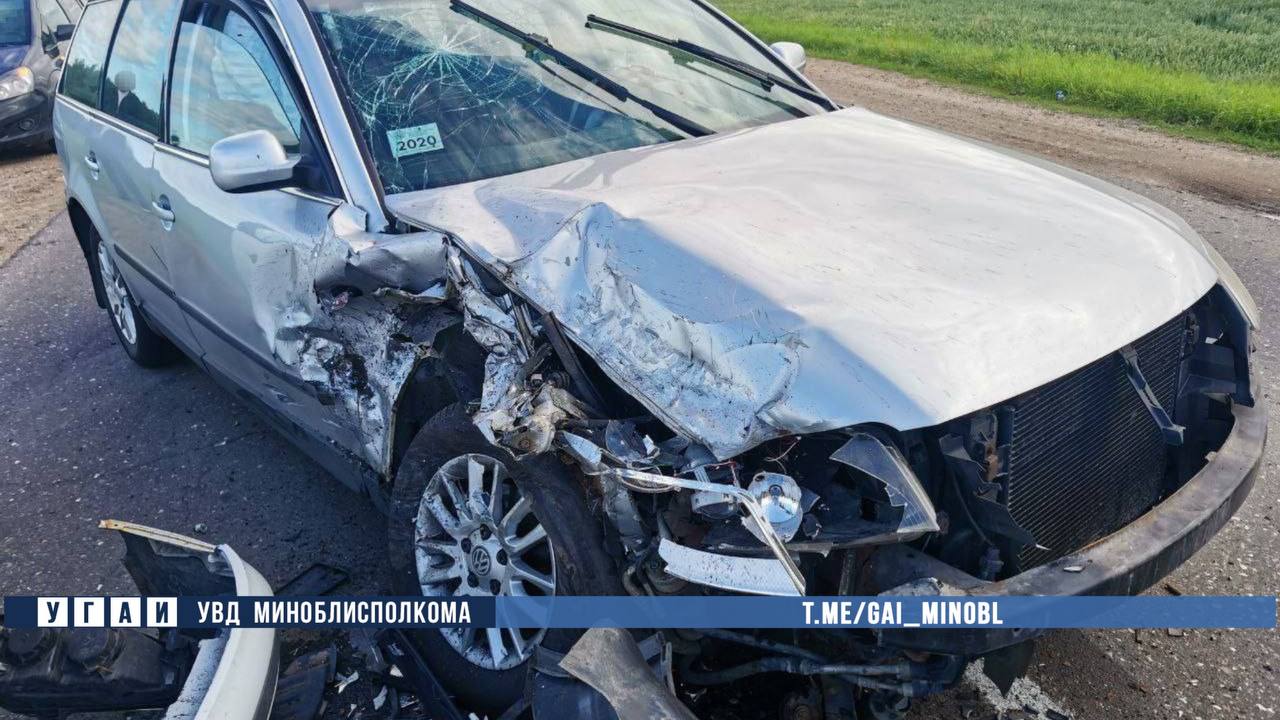 Три авто столкнулись в Смолевичском районе ДТП произошло вчера около 17:45. 43-летний водитель на Lada Vesta ехал по Н9544 Смолевичи — Мглё. На 3-м км, по предварительной информации, поворачивая налево, не уступил дорогу встречному Renualt Megan, под управлением 19-летнего водителя. Renualt отбросило на встречную полосу, там произошло столкновение с автомобилем Volkswagen Passat, за рулем был 56-летний водитель. В результате происшествия 19-летний пассажир автомобиля Renualt получил телесные повреждения. ГАИ Минщины Подпишись — Минская правда MLYN.by