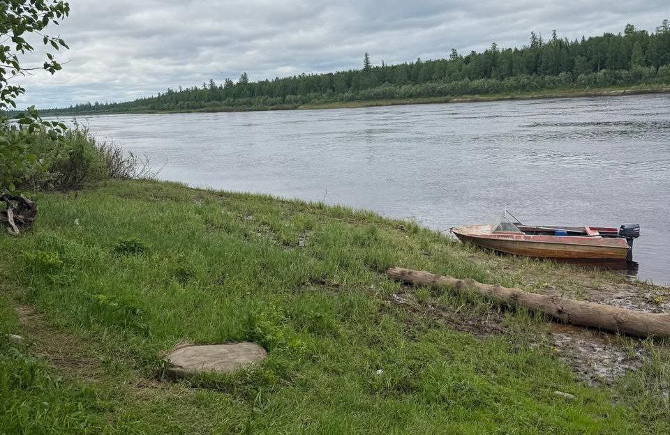 Тело двухлетнего мальчика нашли в реке Елогуй на севере Красноярского края Двухлетнего мальчика нашли мертвым в поселке Келлог сообщили в СК. Ребенок пропал 12 июня. Сразу начались поиски, которые закончились на следующий день — после обнаружения тела в реке Елогуй. По предварительным данным, внешневидимых телесных повреждений, свидетельствующих о насильственном характере смерти, при осмотре тела не обнаружено. По данным следствия, мальчик проживал в поселке Келлог Туруханского района вместе с бабушкой и дедушкой. Утром 12 июня 2025 года ребенок, оставшись без присмотра взрослых, ушел из дома на улицу в неизвестном направлении. Взрослые в это время были в доме, но не сразу обнаружили исчезновение внука. Когда поняли что ребенка нет, обратились в полицию, незамедлительно начались поисковые мероприятия, в ходе которых на берегу реки Елогуй обнаружена обувь пропавшего ребенка, а затем и его тело в водоеме. Следственными органами назначена судебно-медицинская экспертиза для установления точной причины смерти ребенка.