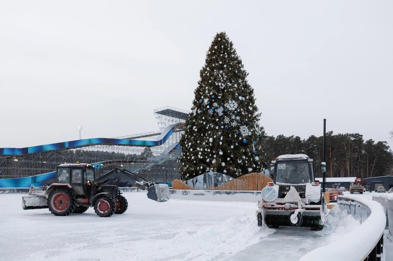 Самая большая горка в Екатеринбурге закрывается Всё из за погодных условий Организаторы фестиваля Энергия РМК Зима говорят при 18 градусах и ветре свыше 7 м с кататься на ней нельзя А на носу мороз Каток тоже будет закрыт на него нельзя выходить если температура ниже 20 градусов Двухэтажную горку нельзя будет посетить с 13 01 до 17 01 А вот каток с 13 01 до 16 01 E1 Афиша теперь в MAX