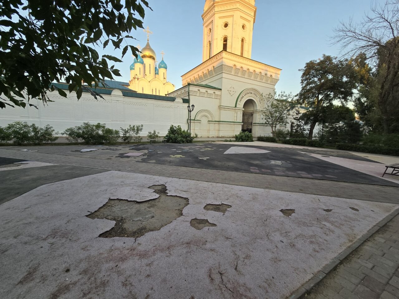 В самом центре Астрахани исчезла большая детская площадка - из Морского садика. Все конструкции убрали буквально с корнем. «Арбуз» обратился с вопросом о причинах загадочного исчезновения в городскую администрацию. Там нам ответили, что площадку увезли на ремонт из-за ее повреждений. В таком состоянии, сообщили городские власти, она уже начала представлять опасность для детей. «Основные элементы несущих конструкций детской игровой площадки, расположенной в Морском саду, имели критические повреждения. В целях обеспечения безопасности несовершеннолетних было принято решение о демонтаже объекта для проведения ремонта. Все элементы площадки были доставлены на базу МБУ «Зеленый город». В настоящее время ремонтные работы осуществляются сотрудниками данного учреждения. В частности, специалисты приводят в порядок поручни горки и восстанавливают полотно спуска», — сообщили в пресс-службе администрации Астрахани.