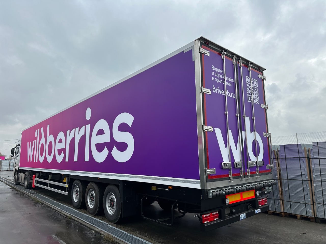 У Wildberries появились собственные изотермические полуприцепы Wildberries передал в эксплуатацию первую партию собственных изотермических полуприцепов На маршруты вышли 40 единиц оборудования оснащенных системами фиксации груза и конструкциями которые обеспечивают долговечность даже в сложных условиях эксплуатации Полуприцепы будут использоваться для собственных нужд во внутренней логистике товаров по всей России По данным компании экономия за счёт собственного производства уже составляет около 30 по сравнению с рыночной стоимостью аналогичных изделий Посмотрим снизится ли стоимость логистики на Wildberries для селлеров