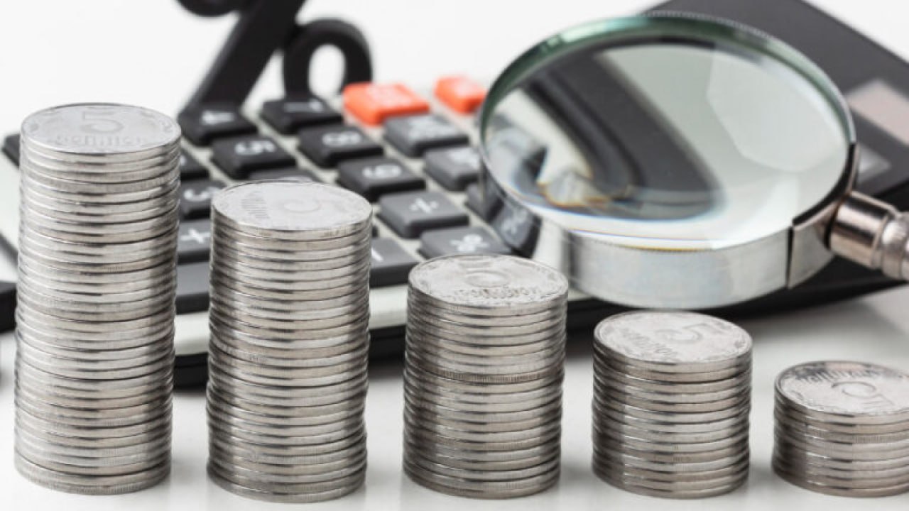 Государство направит 34 млрд рублей на поддержку техпредпринимательства до 2028 года В ближайшие три года российские технологические предприниматели получат около 34 млрд рублей господдержки Финансирование будет распределяться через Фонд содействия инновациям сообщил министр экономического развития РФ Максим Решетников на заседании Наблюдательного совета Фонда Государство делает ставку на более точный и выверенный отбор проектов Отраслевые приоритеты будут обновлены так чтобы перспективные разработки легче встраивались в федеральные проекты и нацпрограммы технологического лидерства строго в рамках утверждённых лимитов За последние пять лет поддержку получили около 15 тыс проектов от ранних гипотез до малых компаний с собственным производством Общий объём финансирования 60 млрд рублей Наиболее активные направления медицина биотехнологии приборостроение энергетика Совокупные налоговые поступления превысили 120 млрд рублей Зарегистрировано более 5 тыс результатов интеллектуальной деятельности а число малых технологических компаний выросло до 1 9 тыс Как отметил глава Фонда Андрей Жижин с 2026 года акцент будет сделан на системное развитие малых технологических компаний и усиление сопровождения студенческих стартапов от прототипа до выхода на рынок 84 стартапов получивших поддержку Фонда продолжают работу это выше среднерыночных показателей для ранних стадий Увидели интересную ситуацию на производстве или в логистике Делитесь новостями фото и видео с редакцией pgm editorial   новости industrialRussia