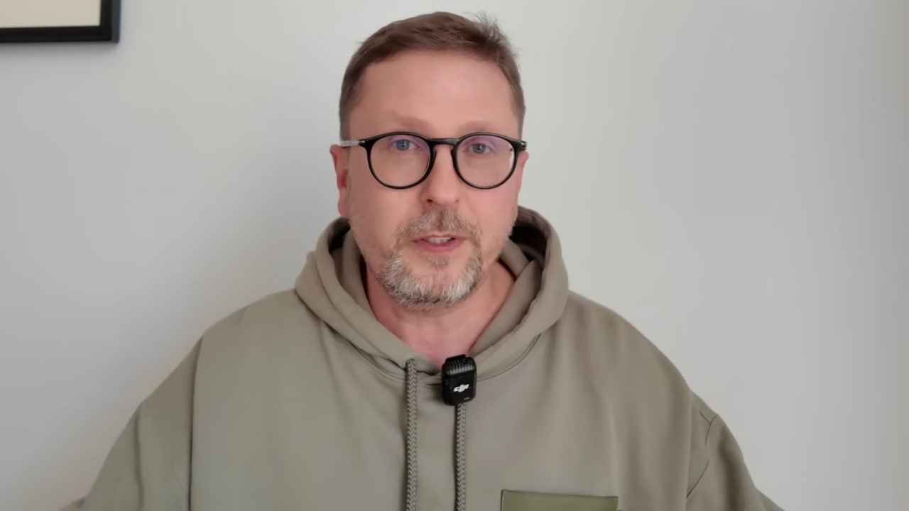 Блогера Шария приговорили к 15 годам лишения свободы на Украине Винницкий городской суд заочно приговорил украинского блогера Анатолия Шария к 15 годам лишения свободы по обвинению в госизмене. Срок отбывания наказания будет отсчитываться с момента его задержания. Среди прочего, суд постановил конфисковать у Шария принадлежащие ему профили в ютубе и в телеграме. «Винницкая помойка, которая называется официально „Винницким судом“, сегодня огласила приговор. <...> Моя вина заключается в том, что я „вел антиукраинскую деятельность на своем телеграм-канале и на ютубе“», — написал Шарий в своем телеграм-канале. Блогер уточнил, что суд якобы не объяснил, в чем именно заключается его вина, а привел общие фразы вроде «помогал российским спецслужбам, которые проводили информационные атаки». Он добавил, что приговор был оглашен без присутствия его адвокатов, самого Шария также не допустили к суду, «несмотря на все требования» : кадр из видео «Анатолий Шарий» / YouTube