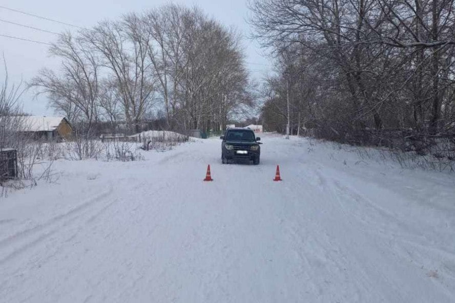 Десятилетняя девочка попала под машину  Юная жительница Умётского округа попала в больницу после катания с горки. Девочка выехала на проезжую часть.  По данным Госавтоинспекции региона, 10-летняя девочка попала под колёса автомобиля Mitsubishi Pajero, за рулём которого находился 47-летний мужчина. Ребёнок получил многочисленные травмы. Девочку на "скорой" отвезли в медицинское учреждение, где школьницу госпитализировали.  По предварительным данным, причинами ДТП послужили два факта: ребёнок играл вблизи проезжей части без присмотра родителей, а водитель иномарки находился в состоянии алкогольного опьянения.     ИА "Онлайн Тамбов.ру"