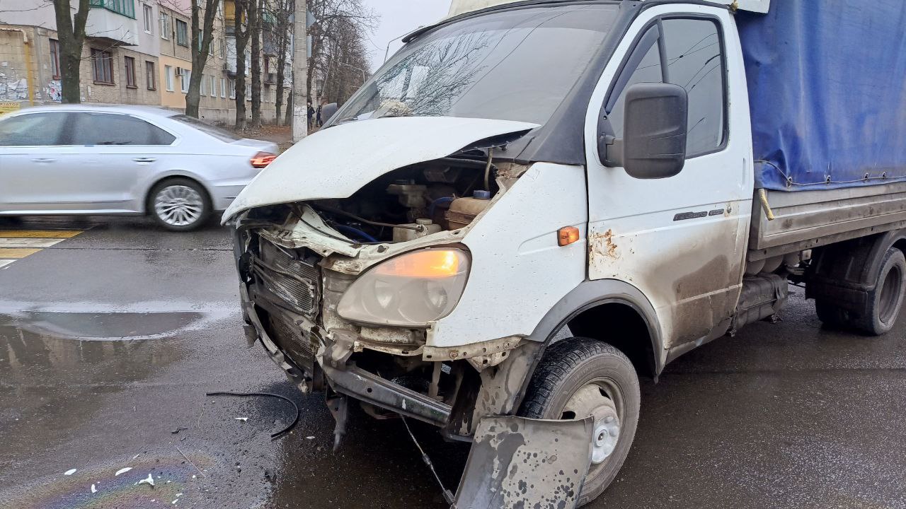 ‍ За сутки сотрудники полиции зафиксировали 7 ДТП с пострадавшими   19 ноября 2024 года на автодорогах Республики произошло 7 ДТП, в которых 2 человека погибли и 11 были травмированы. Также зарегистрировано 17 автопроисшествий без пострадавших.    В 07:25 в Харцызске 38-летний водитель автомобиля ГАЗ-3302 на нерегулируемом перекрестке не уступил дорогу и совершил столкновение с автомобилем Honda Accord, который двигался по главной дороге. В результате ДТП оба водителя и пассажир автомобиля Honda получили телесные повреждения.    В 15:20 на автодороге вблизи пгт Володарское 48-летний водитель автомобиля ВАЗ-2131, по предварительной версии, не выбрал безопасную скорость движения, потерял контроль над управлением, выехал за пределы проезжей части вправо, где произошло опрокидывание авто. От полученных в результате ДТП травм один пассажир автомобиля ВАЗ скончался на месте происшествия, водитель и ещё три пассажира получили телесные повреждения.    В 20:45 в Горняцком районе Макеевки 63-летний водитель автомобиля Chevrolet Aveo потерял контроль над управлением, выехал за пределы проезжей части влево и совершил наезд на железобетонный столб, после чего произошло возгорание автомобиля. От полученных в результате ДТП травм водитель автомобиля Chevrolet скончался на месте происшествия.    За сутки сотрудники Госавтоинспекции составили 129 административных материалов по фактам нарушений ПДД водителями.   Основными нарушениями стали:   управление в состоянии опьянения - 10;   непредоставление преимущества в движении пешеходам - 12;   нарушение правил проезда перекрестков - 19.  Госавтоинспекция призывает водителей строго соблюдать ПДД, выбирать безопасную скорость движения, быть внимательными при проезде нерегулируемых перекрёстков, выполнять требования дорожных знаков, разметки, а также категорически исключить факты управления транспортными средствами без водительского удостоверения соответствующей категории и в состоянии опьянения.