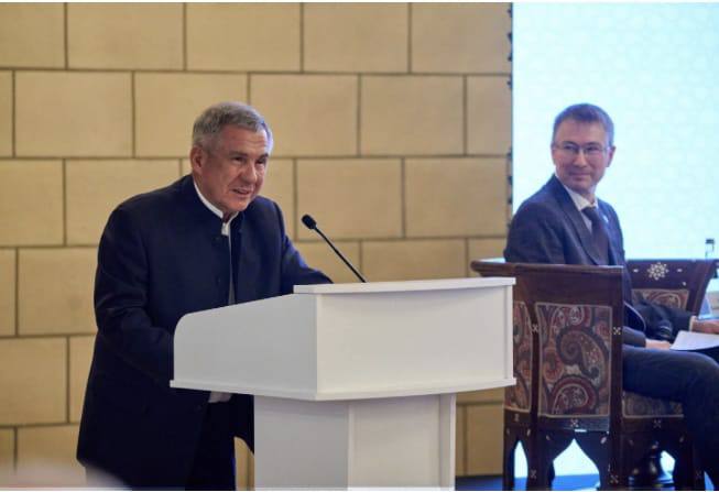 Сегодня в Москве прошла Международная научно практическая конференция Диалог Россия исламский мир общее культурное наследие как основа сотрудничества Мероприятие было посвящено 950 летию медресе Низамийа в Цахуре Дагестан основанного в 1075 году и считающегося первым учебным заведением университетского типа на территории современной России и Европы Организаторами выступили группа стратегического видения Россия исламский мир Институт востоковедения РАН и Международная исламская миссия Спикером и модератором пленарной сессии выступил глава Татарстана председатель группы стратегического видения Россия исламский мир Рустам Минниханов Участие приняли заместитель руководителя администрации президента России Магомедсалам Магомедов спикер дагестанского парламента Заур Аскендеров посол Исламской Республики Иран в РФ Казем Джалали российские востоковеды религиозные деятели депутаты и сенаторы Международное научное сообщество было представлено ведущими специалистами по истории образованию международному сотрудничеству из Алжира Ливии Ирака Ирана ОАЭ и Египта На научных сессиях рассмотрены темы классической системы исламского образования и исламской рукописной культуры в России В рамках конференции был показан документальный фильм об истории медресе Ан Низамия в Цахуре и других городах Исламского мира во времена сельджуков а также о современном состоянии самого духовного центра Это мероприятие стало завершающим в серии торжеств посвященных юбилею медресе которые ранее прошли также в Цахуре и Махачкале