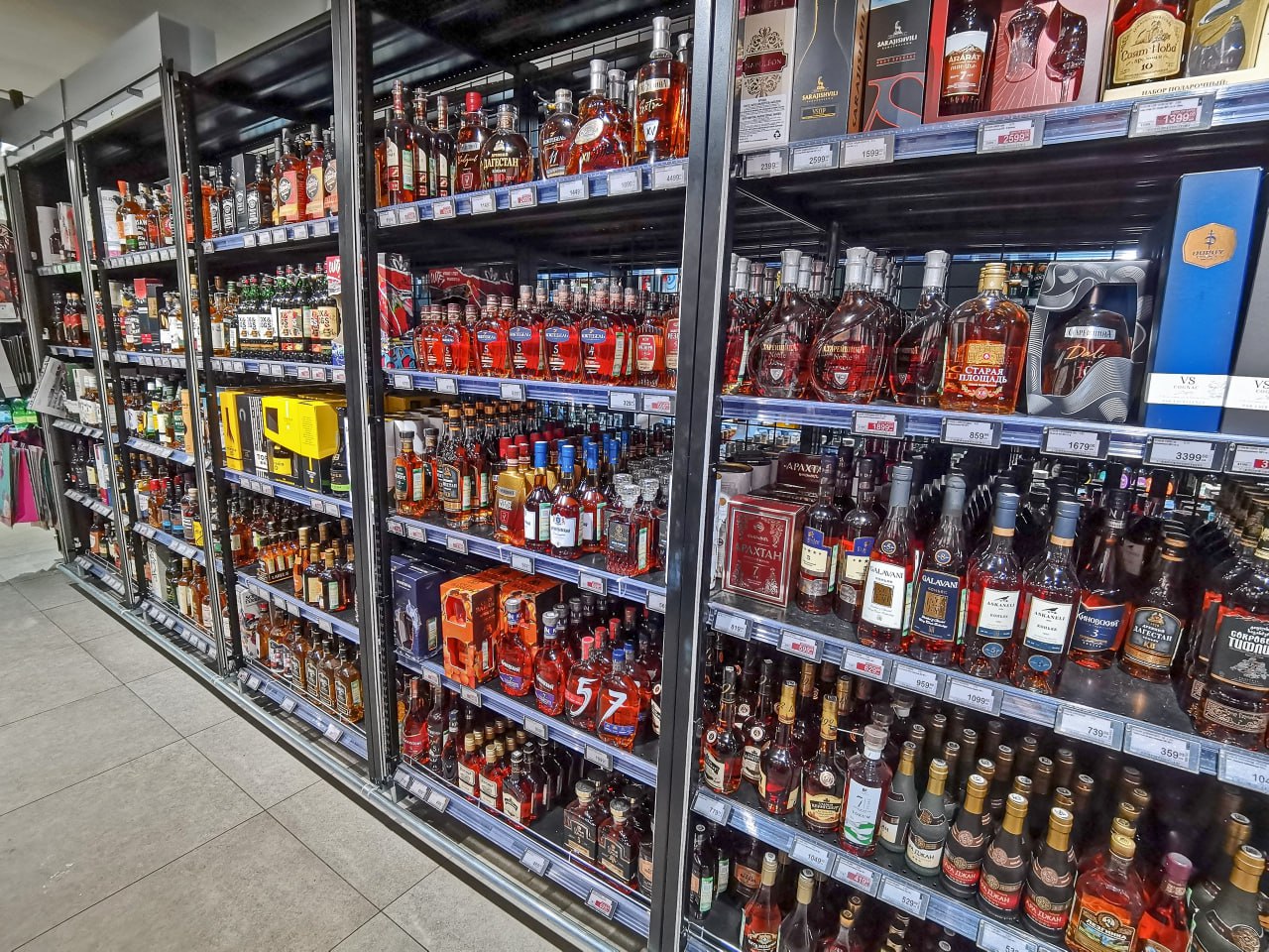 Вечерний Мурманск Дорогой алкоголь пытался выкрасть из магазина житель Мурманска В полицию о краже заявил представитель супермаркета на Героев Рыбачьего Неизвестный украл из магазина несколько бутылок крепкого алкоголя на сумму около 4 тысяч рублей Оперативники проверили записи с камер и быстро установили подозреваемого Задержали 52 летнего жителя Мурманска который ранее уже был судим Он полностью признал вину и раскаялся Свой поступок объяснил тяжелым финансовым положением В отношение мужчины возбудили уголовное дело по статье Кража Сейчас он находится под подпиской о невыезде Расследование еще подробнее на канале Вечерний Мурманск
