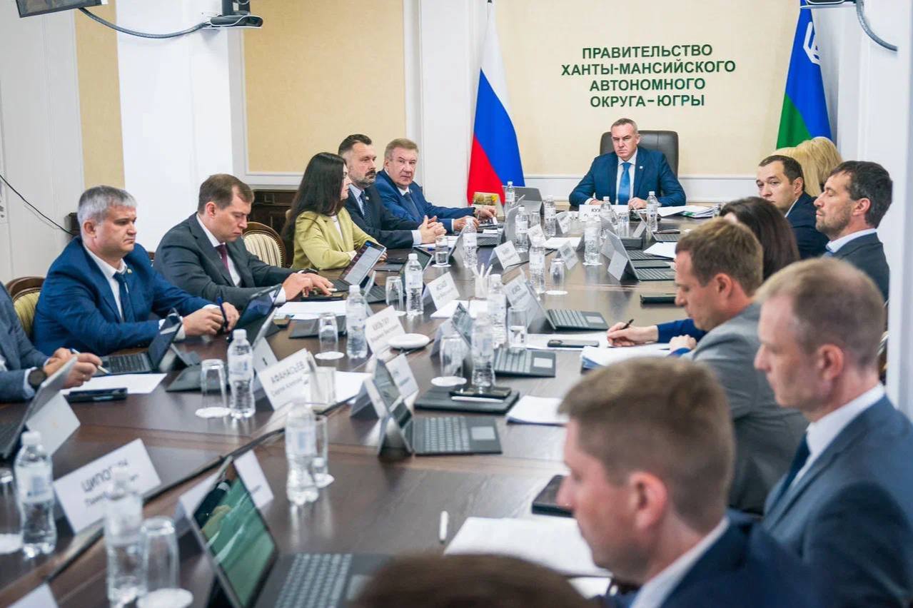 В Югре утвердили программу по борьбе с сердечно-сосудистыми заболеваниями На очередном заседании правительства Югры под председательством губернатора Руслана Кухарука была утверждена региональная программа «Борьба с сердечно-сосудистыми заболеваниями». «Программа направлена на достижение целевого показателя – увеличение ожидаемой продолжительности жизни граждан до 78,5 лет к 2030 году», – подчеркнул Руслан Кухарук. По словам директора департамента здравоохранения Югры Романа Паськова, программа предусматривает комплекс мер, направленных на снижение смертности от инфарктов, инсультов и хронической сердечной недостаточности. Основные направления программы: совершенствование первичной медико-санитарной помощи для ранней диагностики сердечно-сосудистых заболеваний и повышение доступности высокотехнологичной кардиологической помощи. Подробнее читайте тут!