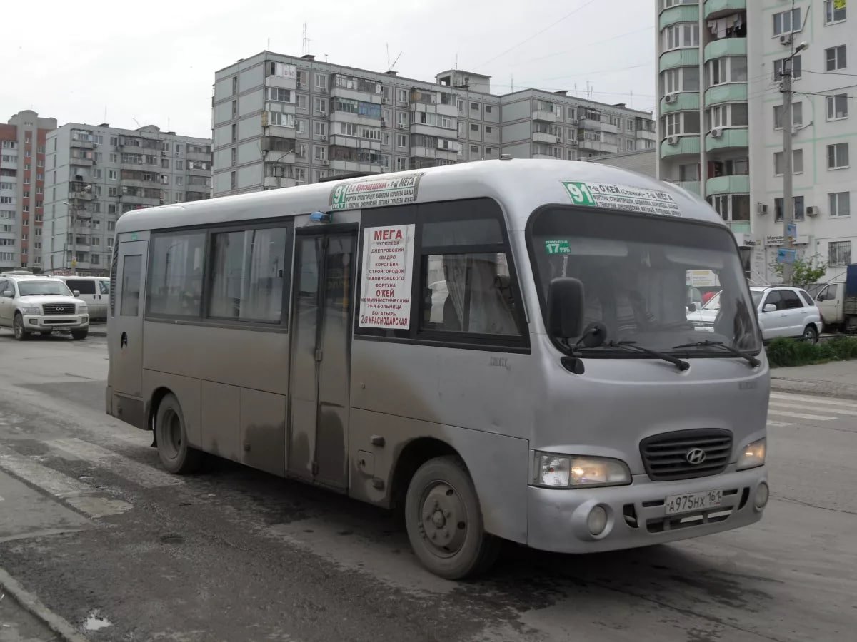 В Ростове школьница выпала из автобуса и получила травмы головы  В Ростове 15-летняя школьница выпала из автобуса № 91, следовавшего по маршруту ГПЗ-10 – ТЦ «Мега». Инцидент произошел 4 марта на улице Таганрогской.    По предварительной информации, во время движения в автобусе резко открылась дверь. Школьница, стоявшая рядом с ней, выпала и получила травмы головы.    «На место вызвали бригаду скорой медицинской помощи. Пострадавшую доставили в больницу», – говорится в сообщении СМИ   По информации источника, других пострадавших в результате инцидента нет.   Подписаться на "Новости Ростова"    Прислать новость