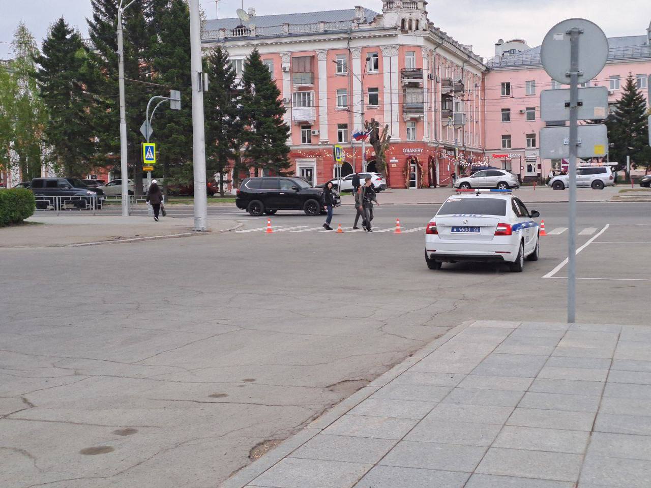 На площади Советов перекрыты выезды в районе гостиницы "Центральная" и АлтГУ. Здесь продолжается подготовка к празднованию Дня Победы. Дежурят сотрудники Госавтоинспекции. ТОЛК