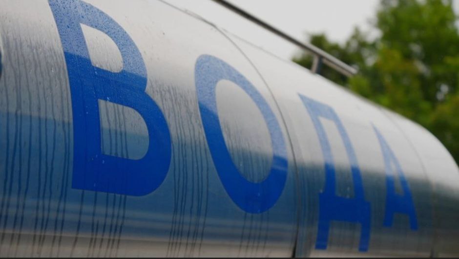 такиживём Мбу Сковородино вещает В Сковородино измениться график подвоза питьевой воды на период праздничных и выходных дней С 1 по 7 января доставка воды по городу осуществляться не будет Однако питьевую воду развезут заранее начиная с этих выходных 28 декабря улицы Мухина Комсомольская Лазо Постышева Магистральная Воровского Набережная Сахина Заречная пер Неверский магазин Лейла 29 декабря улицы Советская Юбилейная Западная Трудовая Ветеринарная станция Красная Ключевая вся Нефтебаза магазин Товары для дома Смоленская Первомайская Коммунистическая Красноармейская Садовая Новая Партизанская 30 декабря улицы Заречная Сковородина Амурских партизан Восточная Красная Воровского Набережная Сахина пер Зеленый Мирный Неверский магазин Лейла 31 декабря улицы Мухина Комсомольская Лазо Постышева Магистральная Советская Юбилейная Западная Трудовая Ветеринарная станция территория С 8 января следующего года подвоз воды будет организован по привычному графику Интересно А разве людям в новогодние праздники вода не нужна ИНФОРМБЮРО подпишись