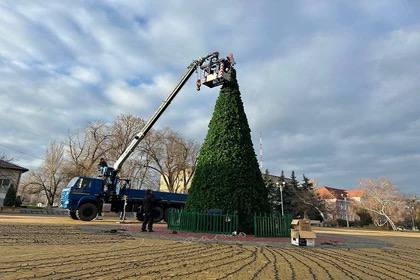 В Васильевке украсили новогоднюю елку    В Васильевке Запорожской области украсили новогоднюю елку. В городе появились также праздничные инсталляции. Все это установили специалисты МБУ "Центр городского хозяйства" на главной площади города, сообщает администрация Васильевского муниципального округа.   "Не смотря на близость к линии боевого соприкосновения, украшенный город дарит жителям положительные эмоции и позволяет им наслаждаться атмосферой праздника", - прокомментировали в окружной администрации.  В Мелитополе тоже уже установили новогоднюю красавицу высотой в 18 метров. Она красуется на площади Победы в городе. Это будет центральный элемент новогодних торжеств, который создаст атмосферу зимних праздников и волшебства для жителей и гостей города.